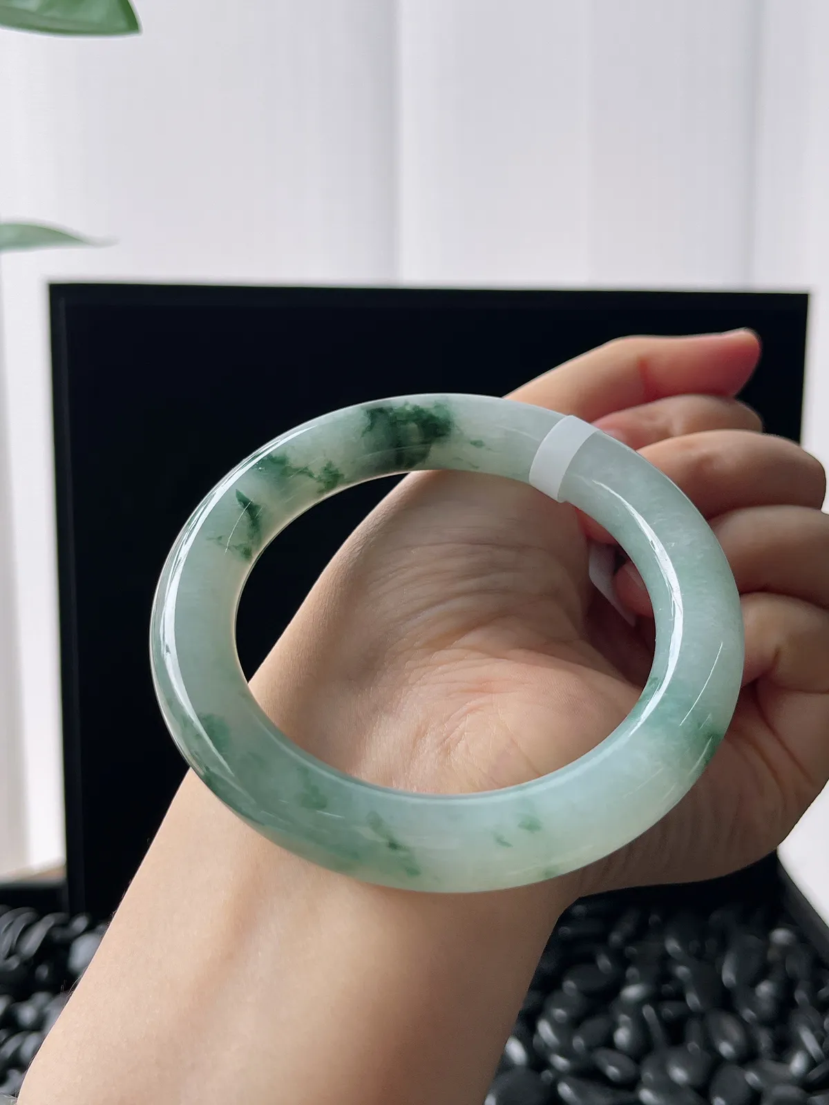 圆镯56.4圈口，翡翠冰糯种淡绿色手镯