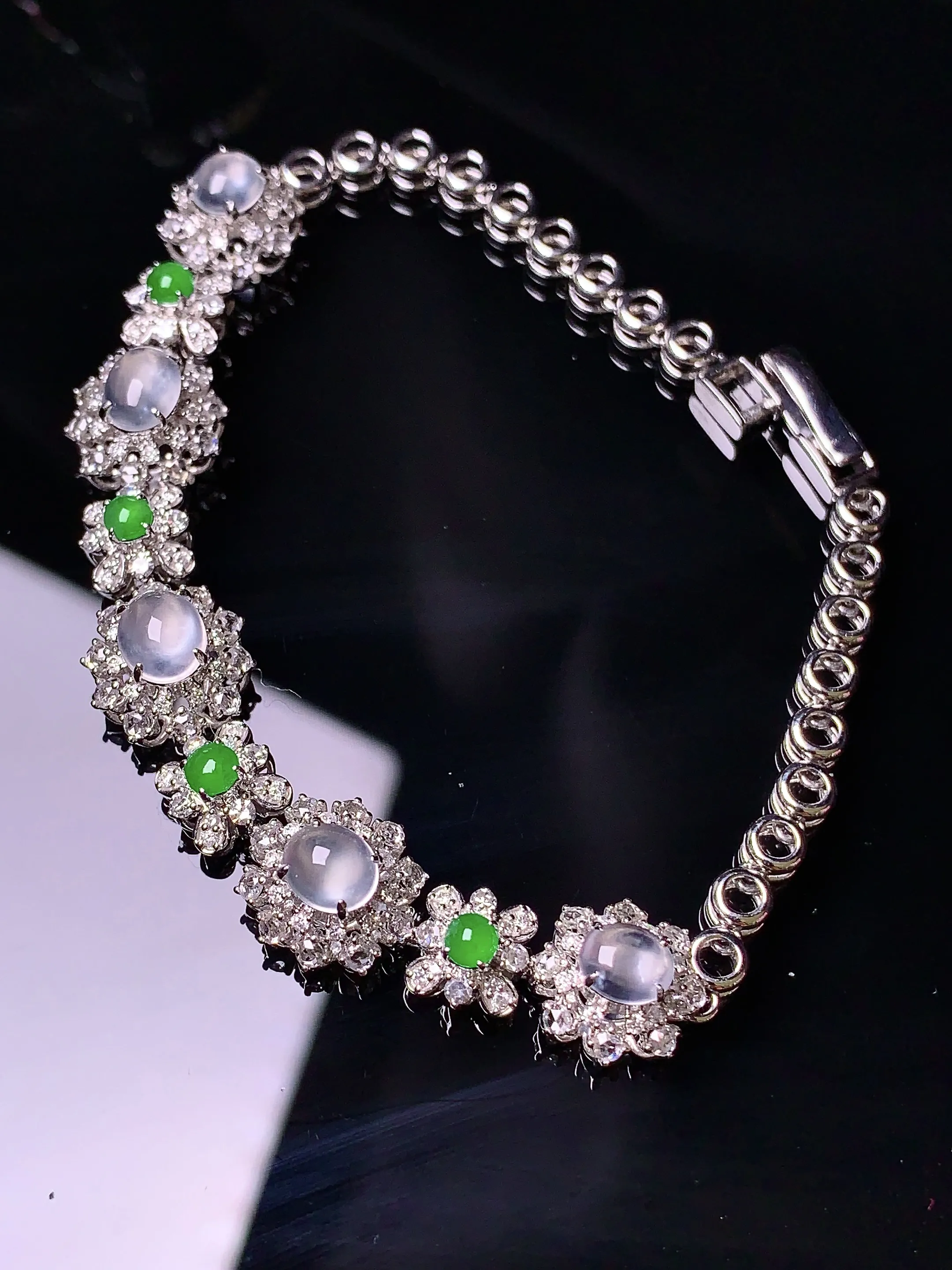 18k金钻镶嵌玻璃种蛋面手链 玉质细腻 色泽清新艳丽 整体尺寸77*9.8*8