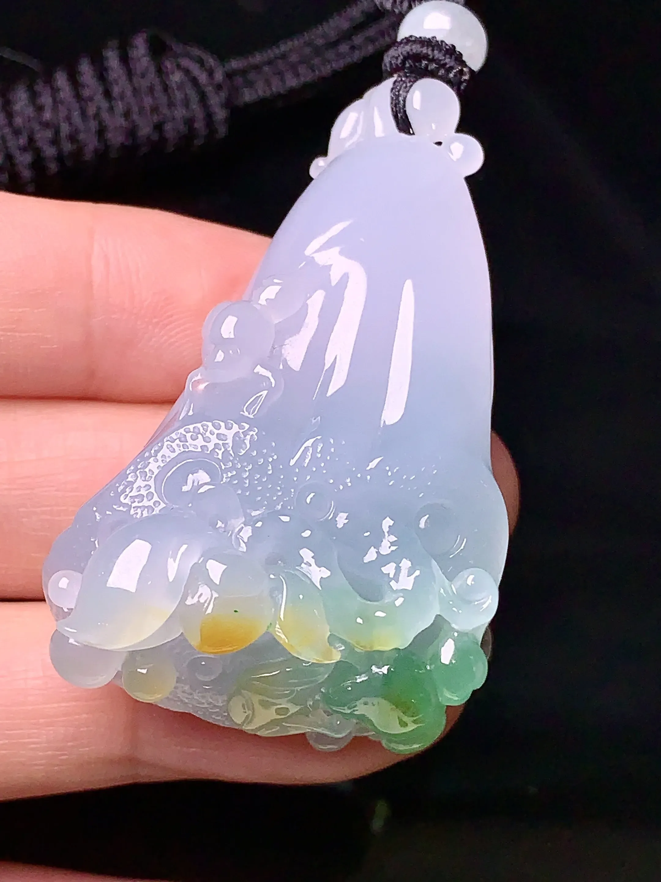 飘黄绿白菜吊坠 玉质细腻 色泽清新艳丽 整体尺寸50.5*30.2*17.6