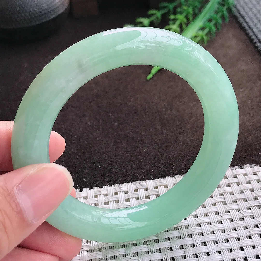 天然a货翡翠54.5/11.2老坑精美温润苹果绿圆条手镯翡翠玉手镯