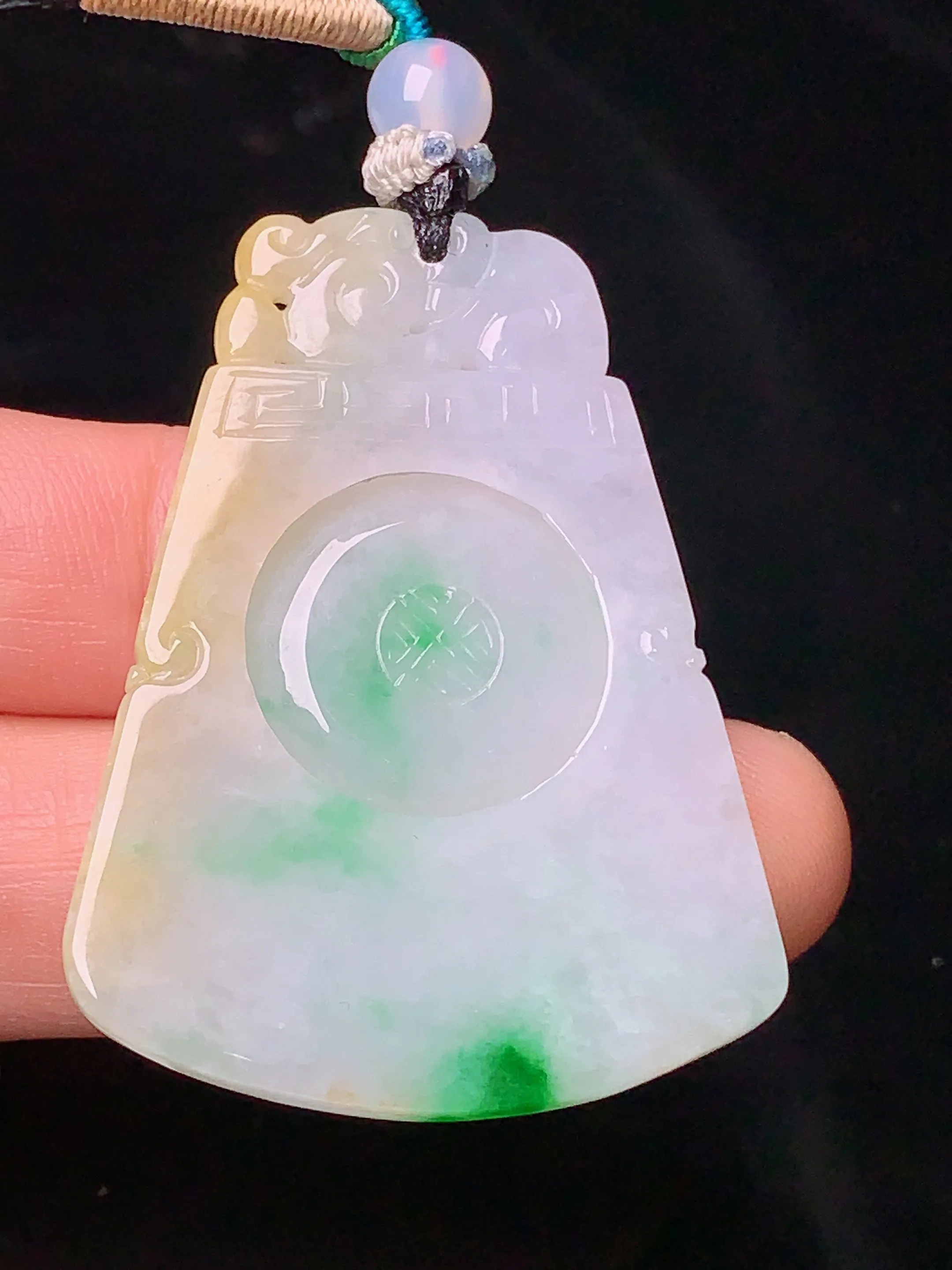 飘黄绿福在眼前吊坠 玉质细腻 色泽清新艳丽 整体尺寸44.5*32.7*3.8