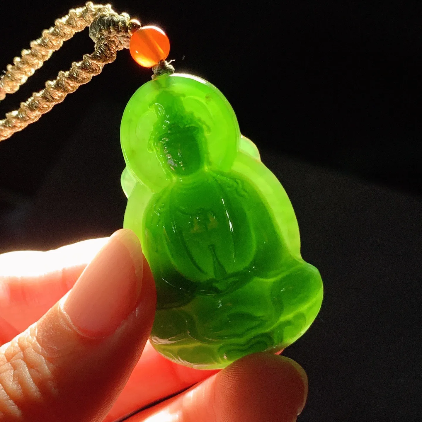 和田玉鲜阳绿俄罗斯碧玉坐莲观音挂件。尺寸47/29/8重17.1克。玉质细腻油润。手推出油。佩戴高端典雅。lt251111