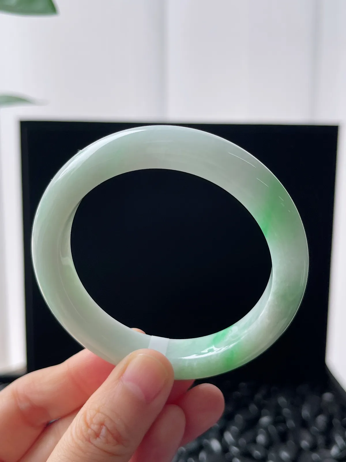 正圈53.7圈口，翡翠糯化种飘绿手镯