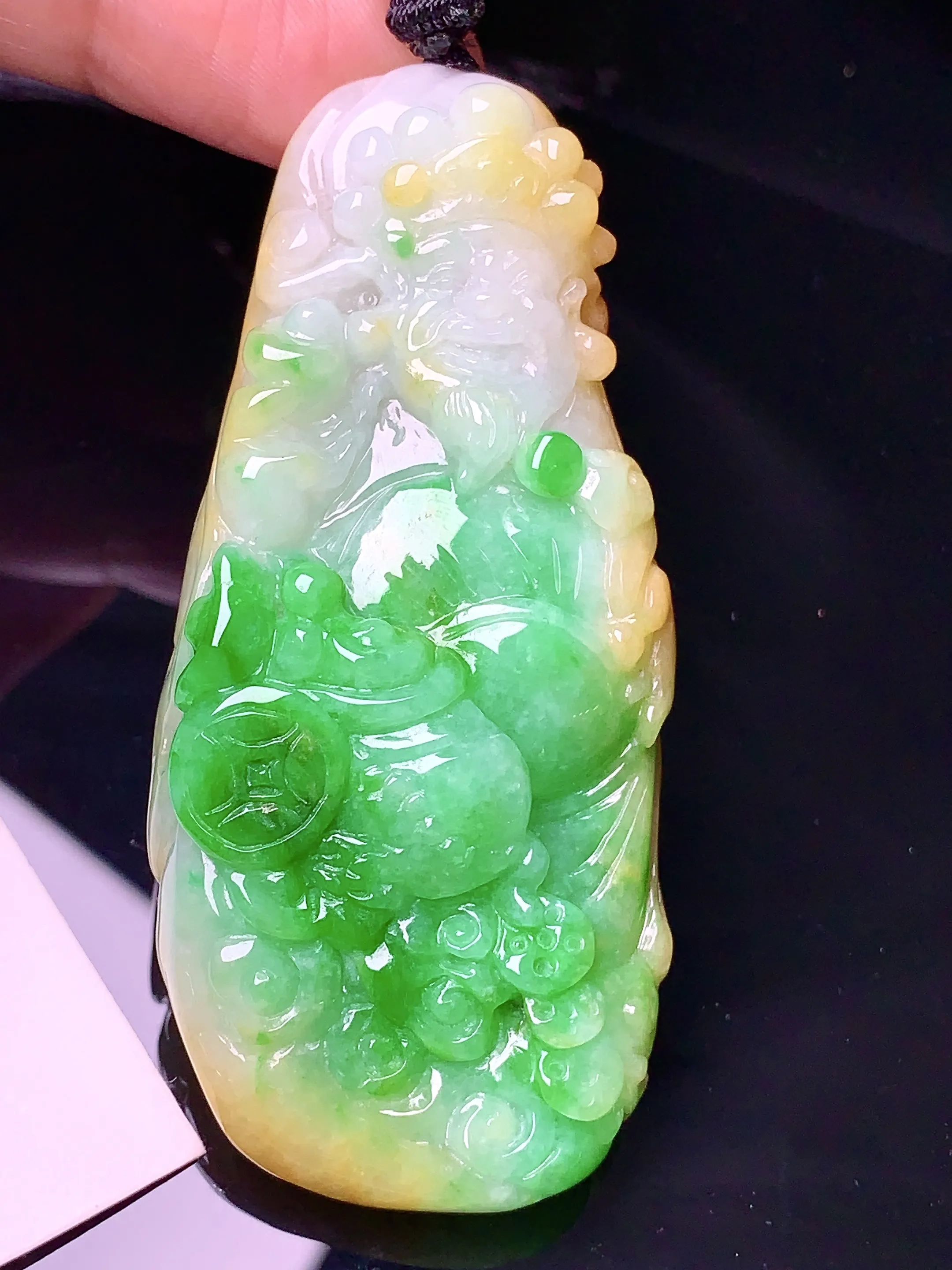 飘黄绿财神吊坠 玉质细腻 色泽清新艳丽 整体尺寸67*29.5*14.6