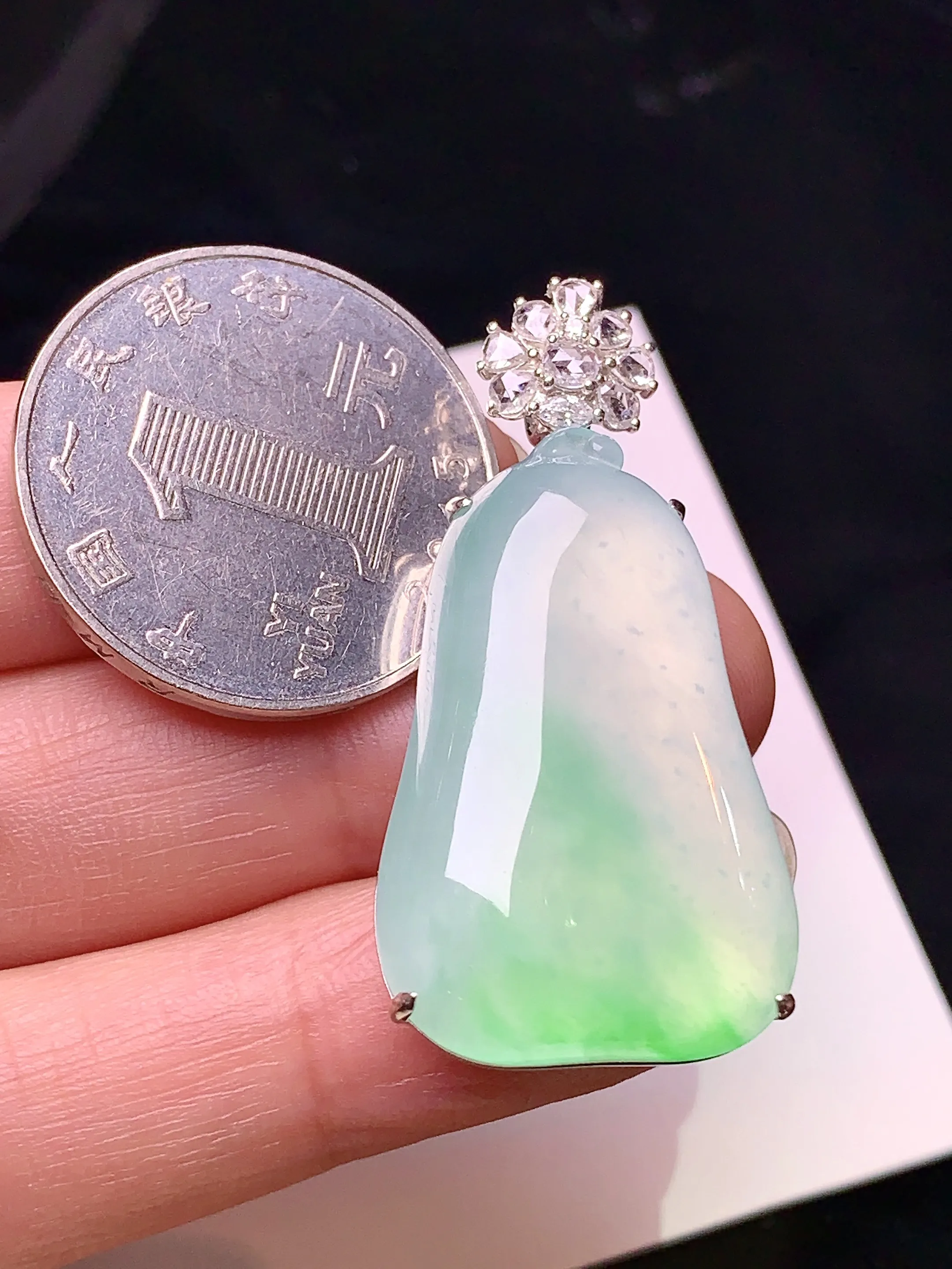 18k金钻镶嵌冰种飘绿福瓜吊坠 玉质细腻 色泽清新艳丽 整体尺寸40*19.6*8.8