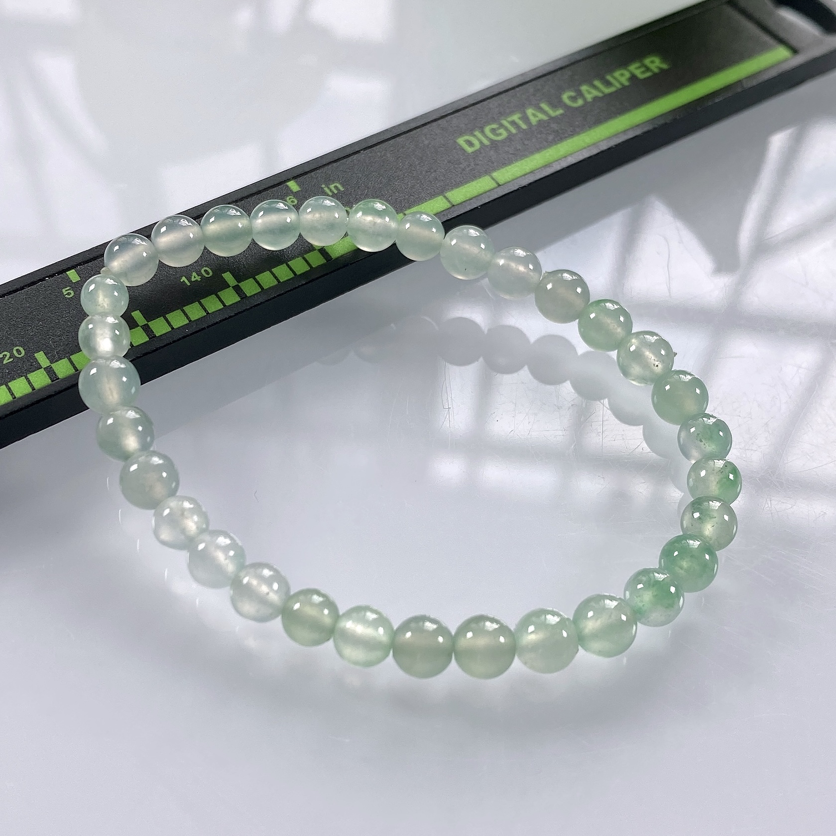 缅甸天然翡翠A货，卡5.2高冰种起光起胶圆珠手串手链，尺寸：5.2mm/32颗，重量：7.63g