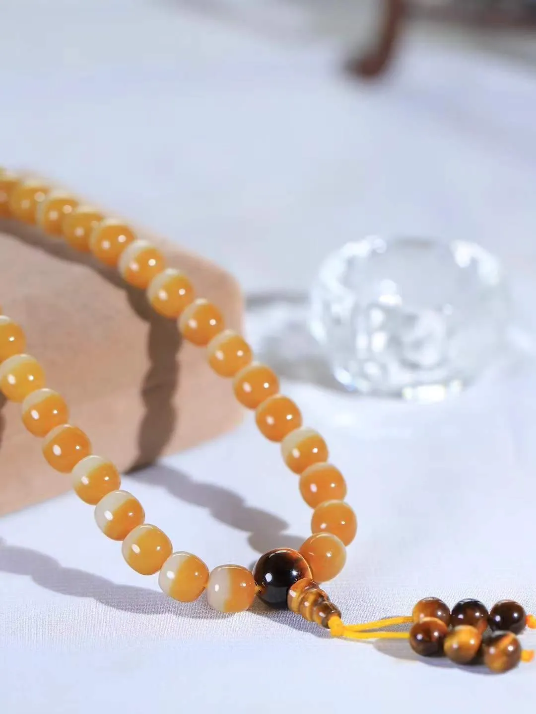 【链.108】

精品️和田玉糖白玉老型珠挂链 玉质温润细腻 油性十足 佩戴舒适。珠珠落玉盘，间关莺语花底滑，一生美好时光，无论身在何处，都有它相伴相守。事事顺遂，幸福美满，吉祥如意。重100克 尺寸取一7.8-8mm FDL-441101233