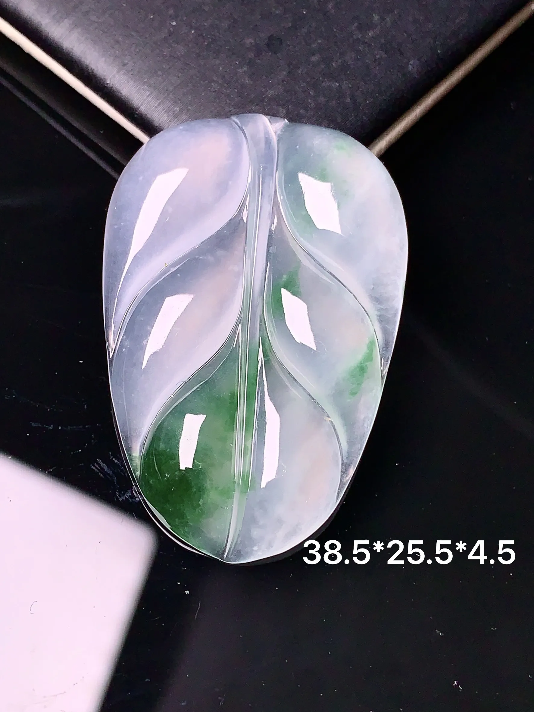 冰种飘绿树叶吊坠 玉质细腻 色泽清新艳丽 整体尺寸38.5*25.5*4.5