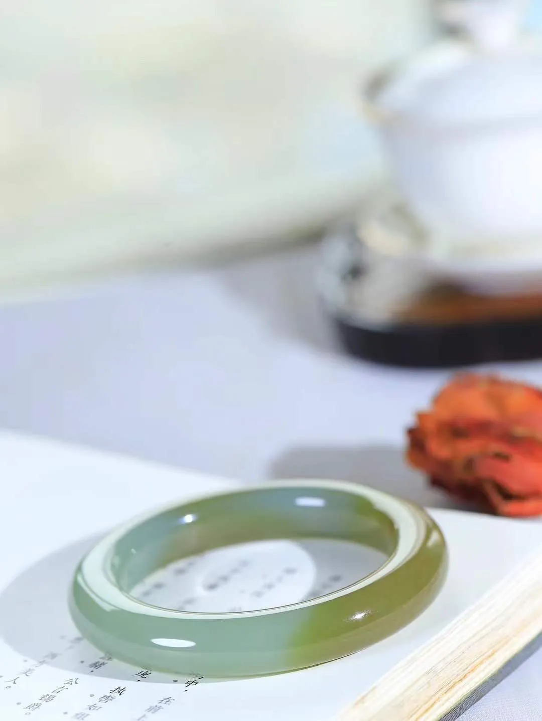 【花样年华·手镯】

新疆和田且末蓝手镯，质地油润细腻，色泽高贵典雅，镯型古朴典雅。在诗情画意的雨巷