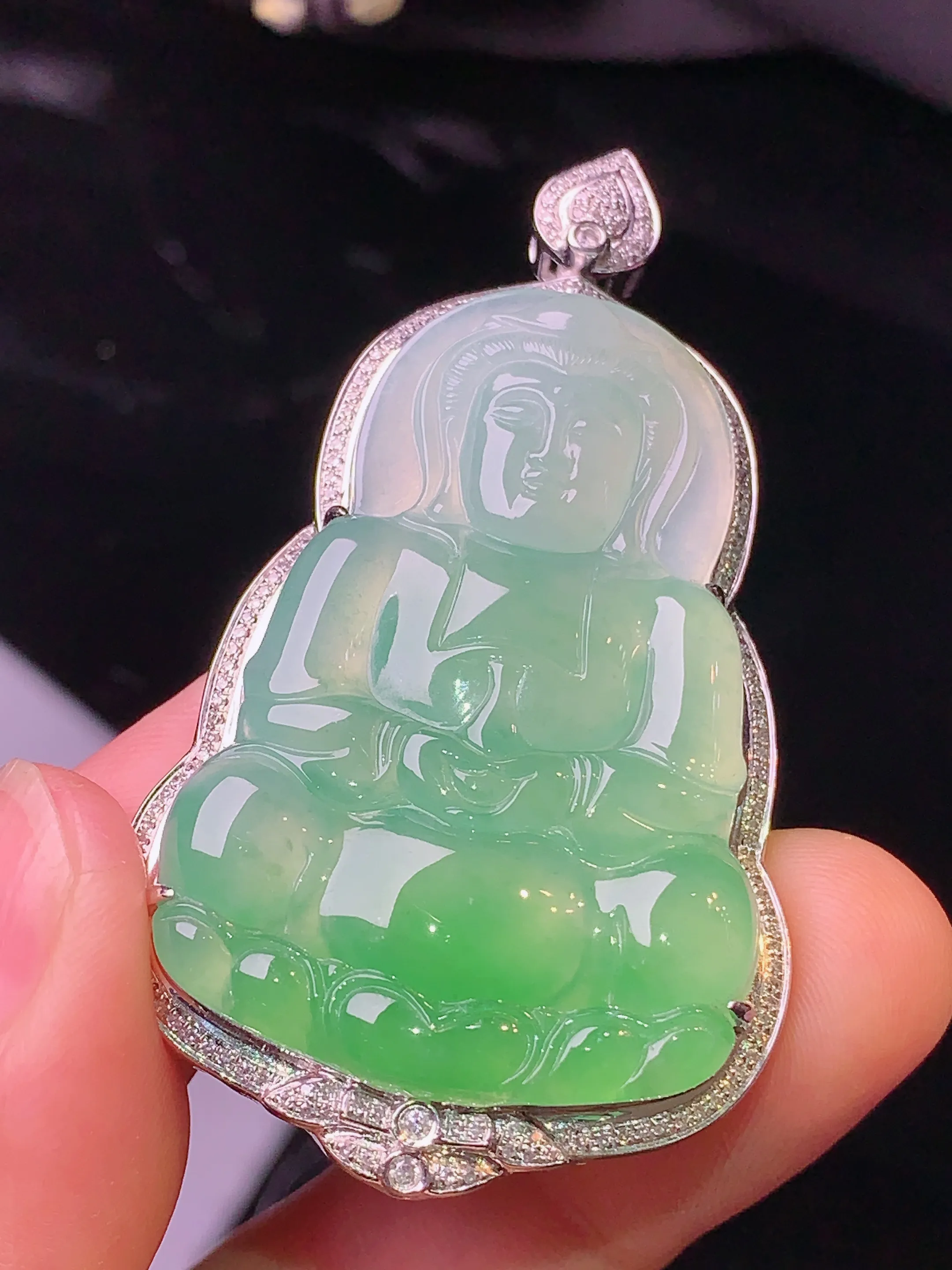 18k金钻镶嵌翠绿观音吊坠 玉质细腻 色泽清新艳丽 整体尺寸57.7*32.5*8.8