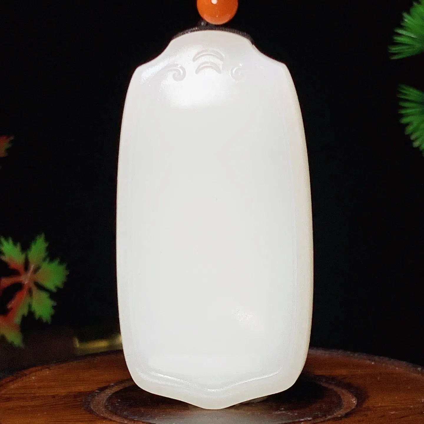 新疆和田玉羊脂白平安无事牌挂件。尺寸64/34/11重62.5克。玉质细腻油润。无裂无杂无结构。手推出油。佩戴高端典雅。lt251112