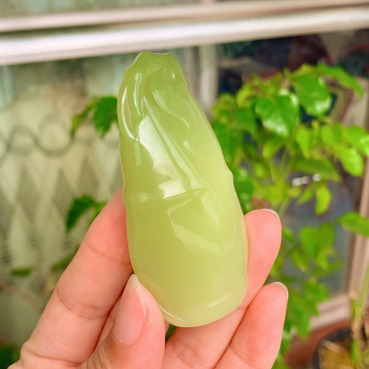 和田玉黄口料翠青节节高升挂件。尺寸71/32/22重76.5克。玉质细腻油润。手推出油。佩戴高端典雅。lt251112