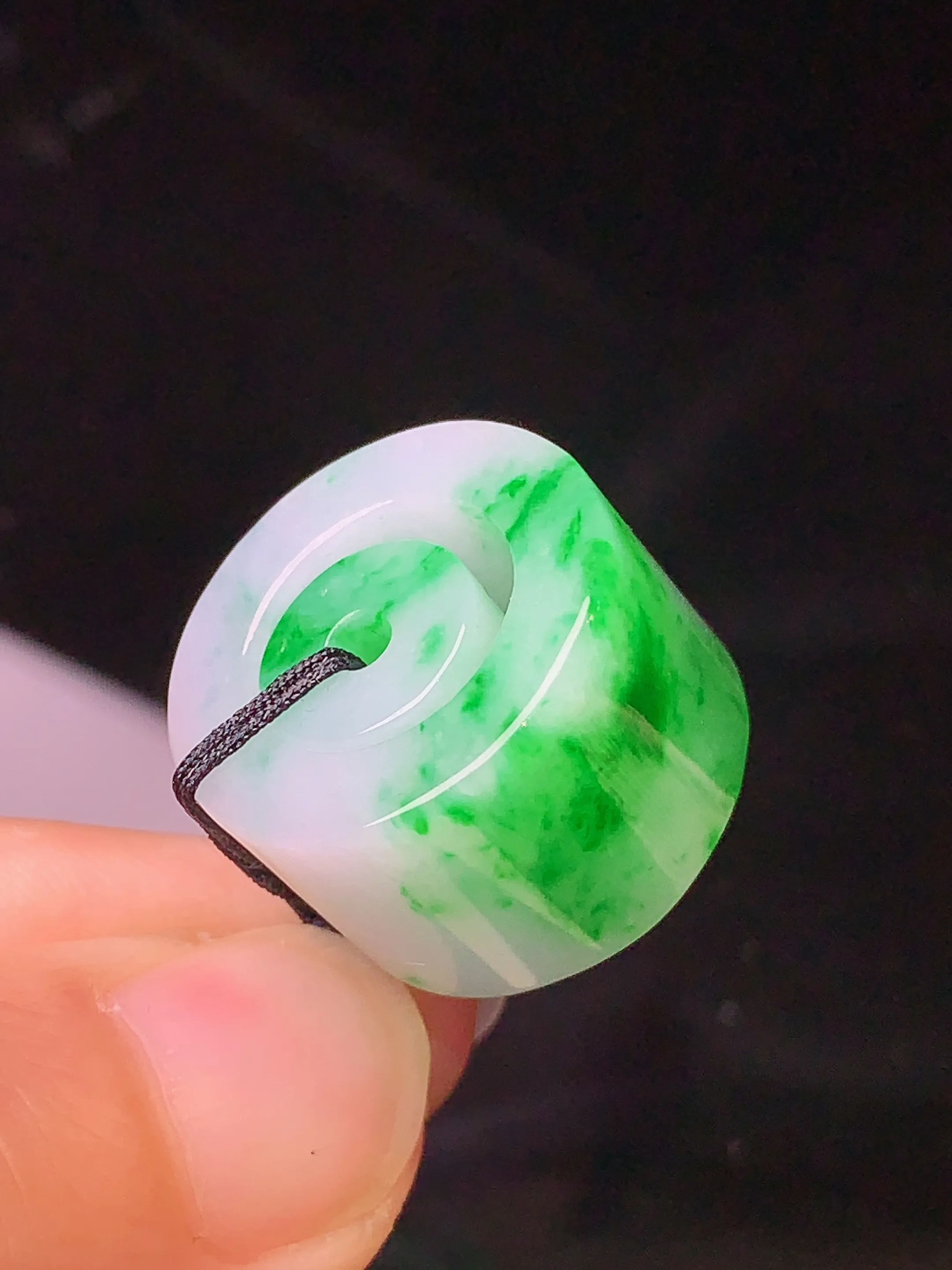 飘绿路路通吊坠 玉质细腻 色泽艳丽 整体尺寸19.3*19.3*12.8