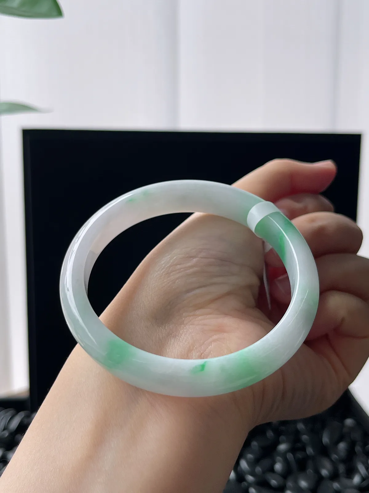 正圈58.8圈口，翡翠糯化种飘绿手镯，白底青