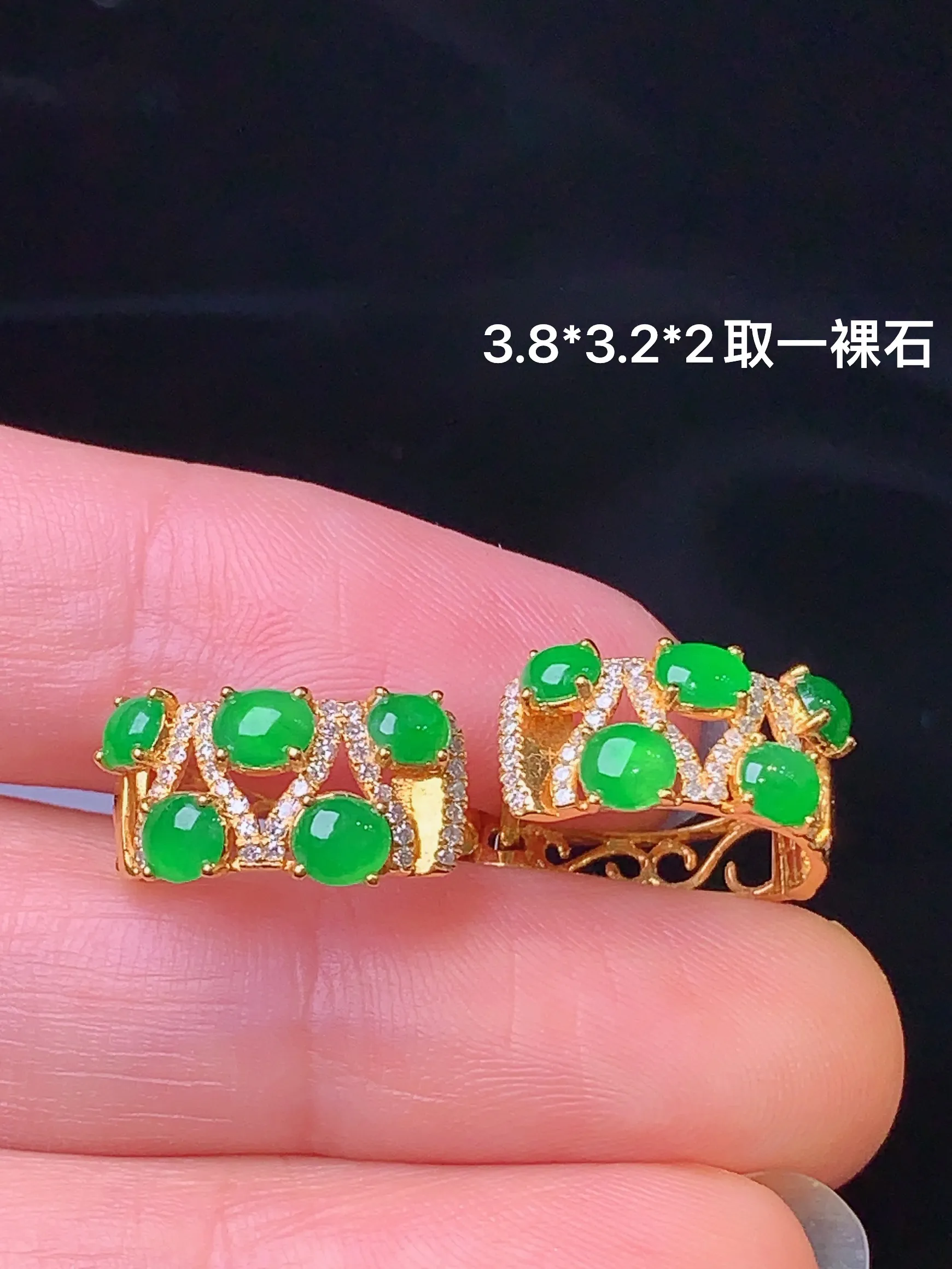 18k金钻镶嵌满绿蛋面耳钉 玉质细腻 色泽清新艳丽 裸石尺寸3.8*3.2*2