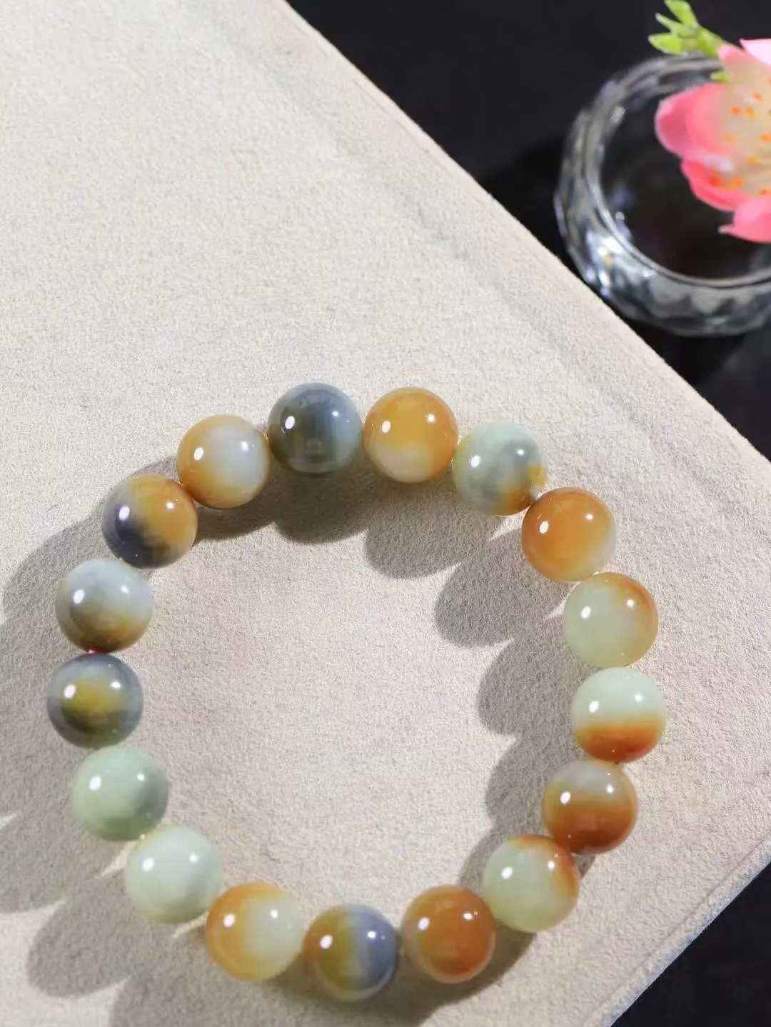 【楼兰三色.手串】

新疆和田楼兰三色珠圆玉润手串 玉质温润细腻  整串打磨圆润，佩戴舒适。珠珠落玉盘，间关莺语花底滑，一生美好时光，无论身在何处，都有它相伴相守。事事顺遂，幸福美满，吉祥如意。重45.4克 尺寸取一12mm  FDA -561151200