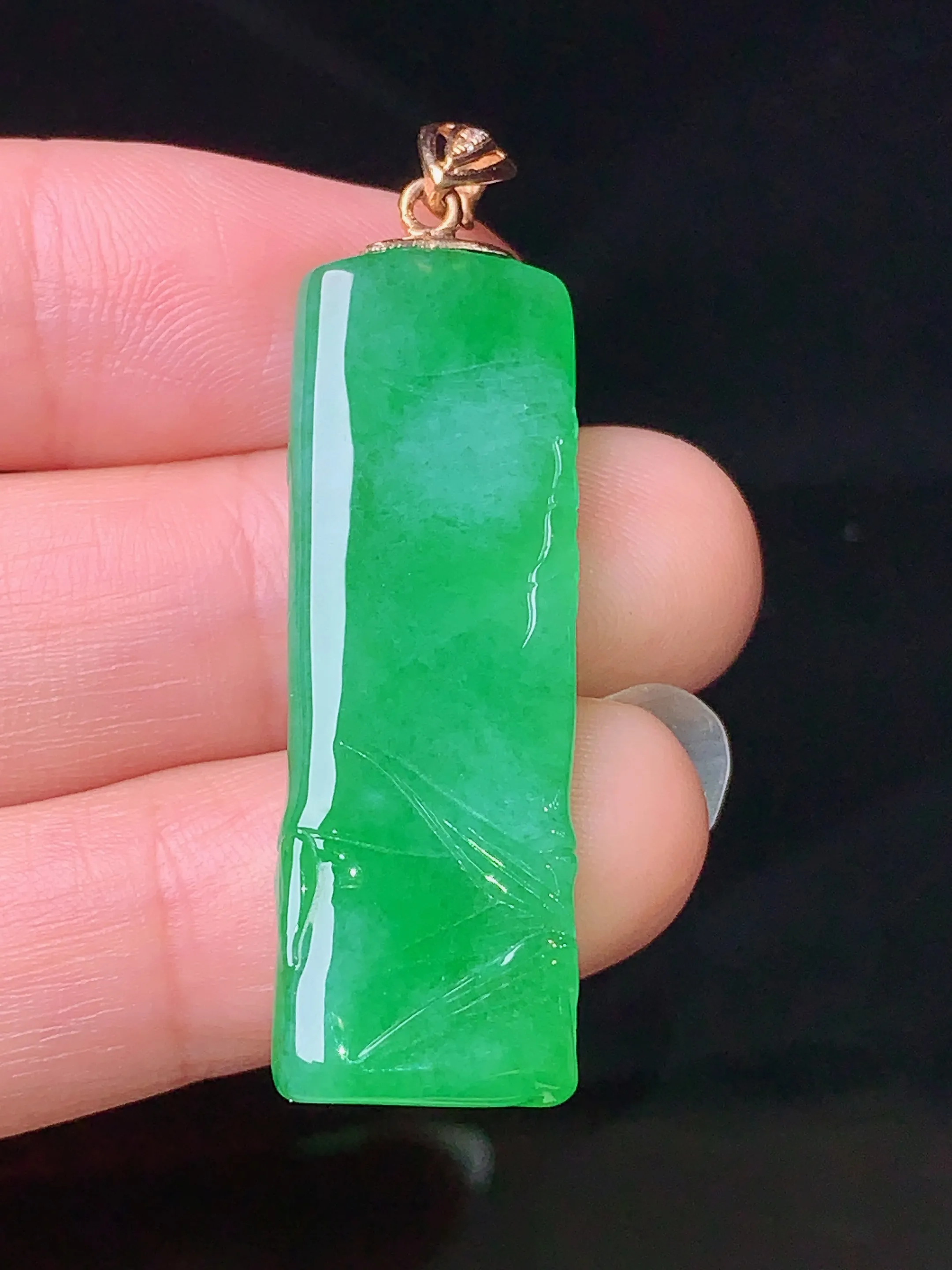 18k金镶嵌翠绿竹节吊坠 玉质细腻 色泽清新艳丽 裸石尺寸38*12.5*4.8