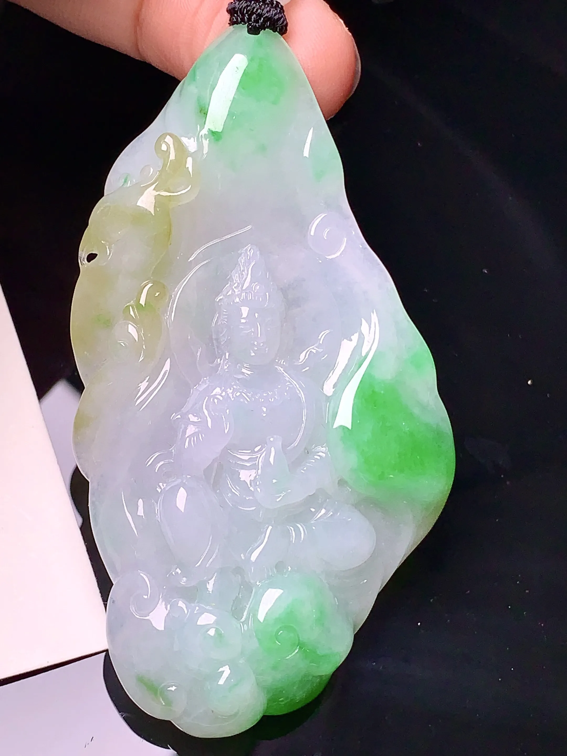 飘黄绿观音菩萨吊坠 玉质细腻 色泽清新艳丽 整体尺寸69.5*38.5*10.5