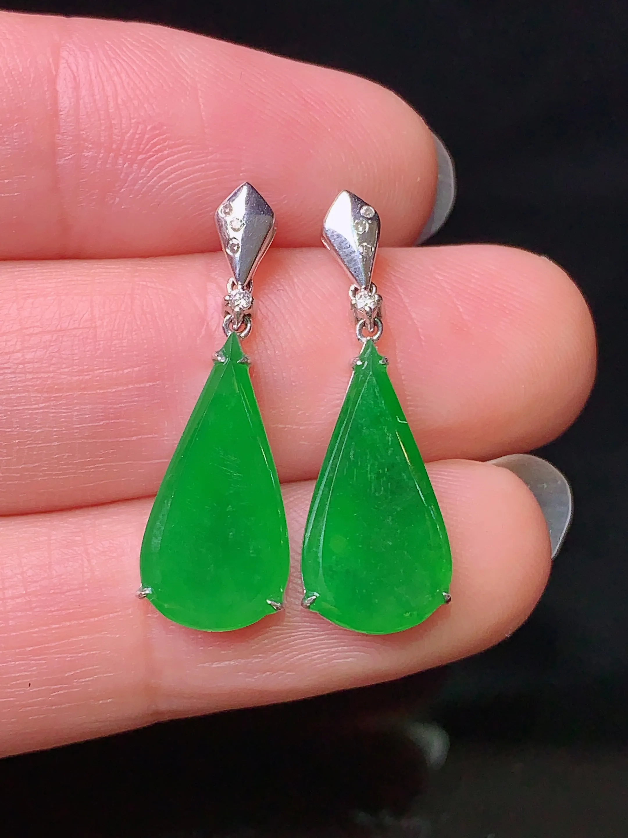 18k金钻镶嵌满绿水滴耳坠 玉质细腻 色泽清新艳丽 整体尺寸25.2*8.3*3