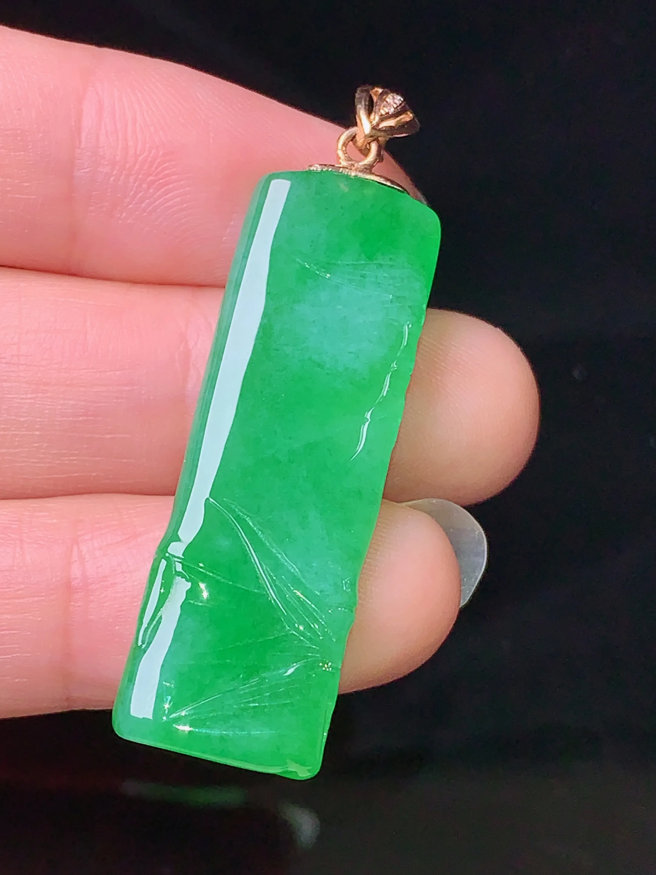 18k金镶嵌翠绿竹节吊坠 玉质细腻 色泽清新艳丽 裸石尺寸38*12.5*4.8