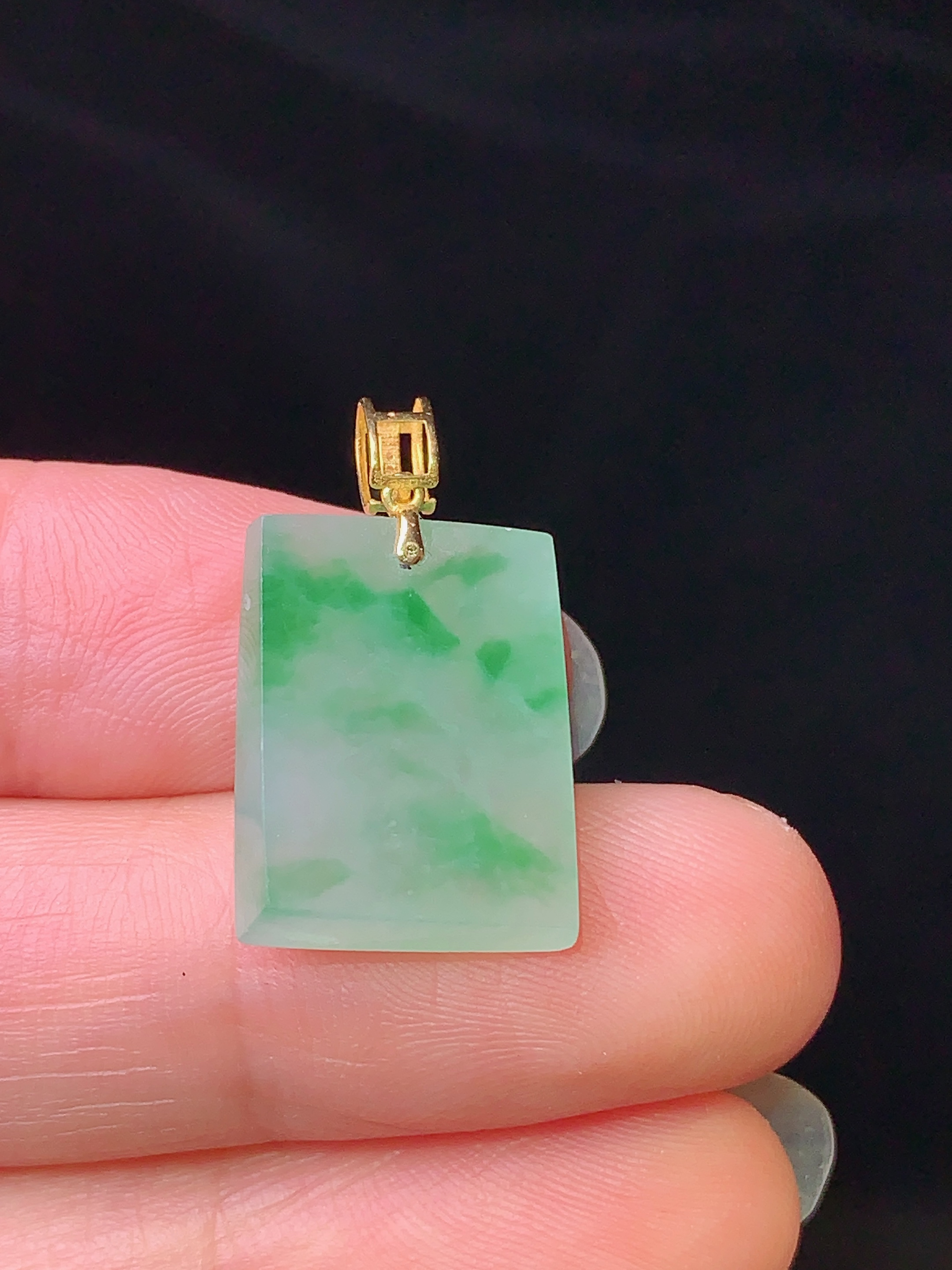 18k金镶嵌飘绿无事牌吊坠 玉质细腻 色泽清新艳丽 裸石尺寸17.2*13*4.7