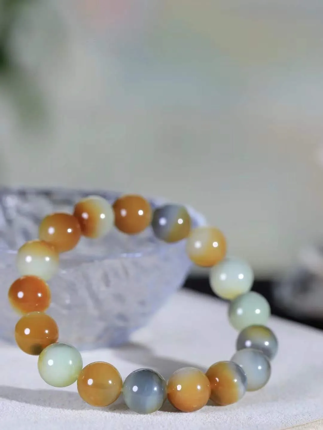 【楼兰三色.手串】

新疆和田楼兰三色珠圆玉润手串 玉质温润细腻  整串打磨圆润，佩戴舒适。珠珠落玉盘，间关莺语花底滑，一生美好时光，无论身在何处，都有它相伴相守。事事顺遂，幸福美满，吉祥如意。重45.4克 尺寸取一12mm  FDA -561151200