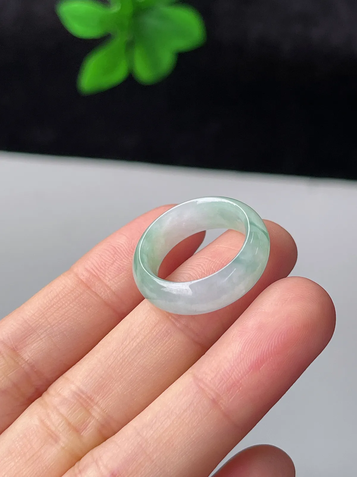翡翠冰糯种淡绿色戒指