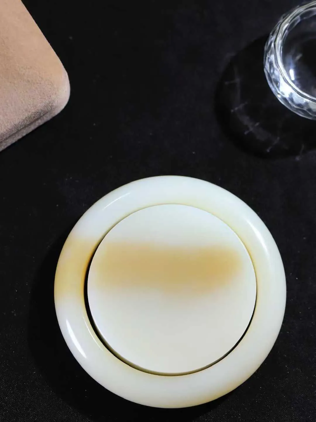 一套 【腕间柔情.套镯】   

收藏级️和田玉糖白玉手镯套装 玉质温润细腻 油性十足 古朴秀雅 