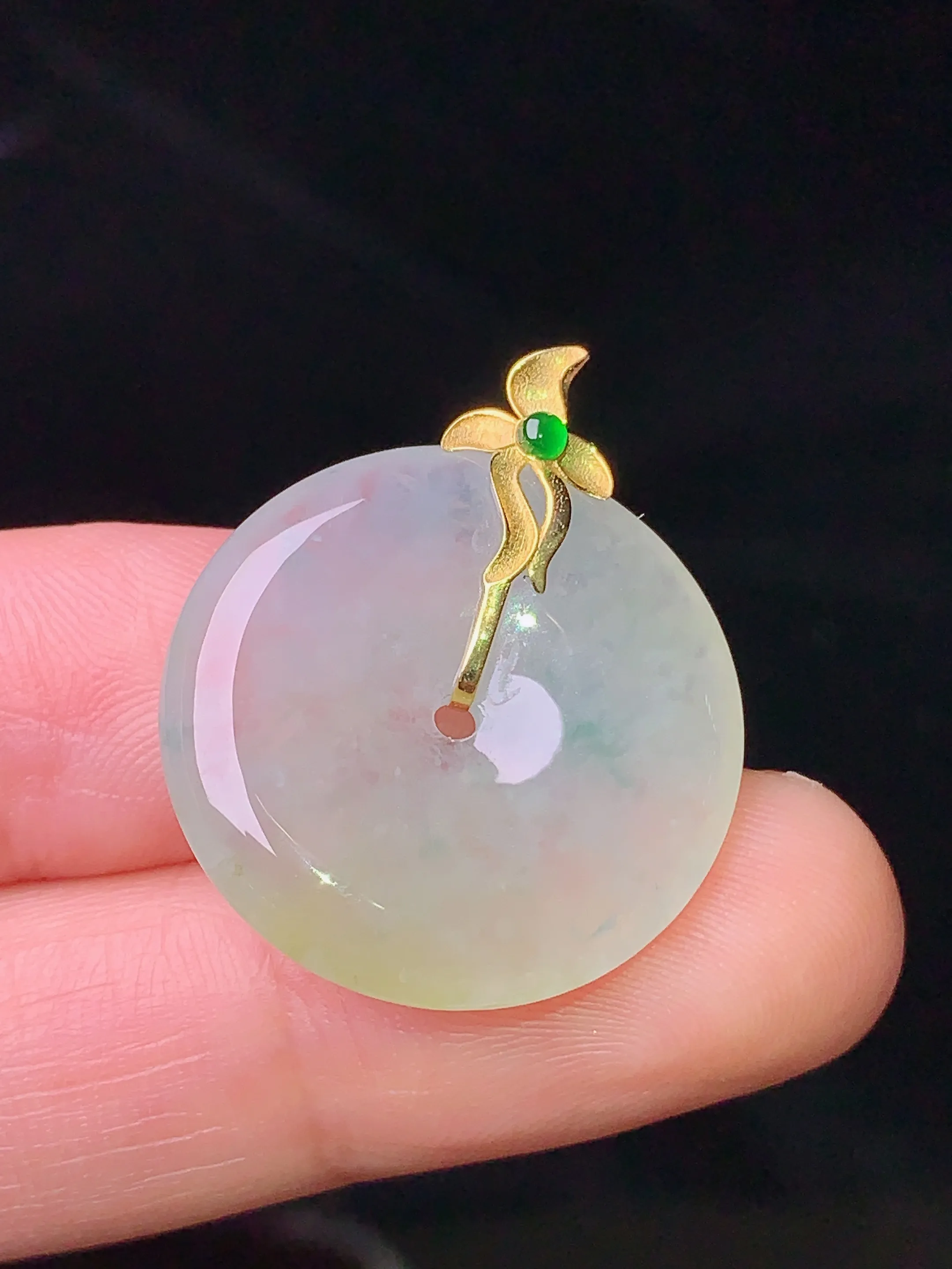 18k金镶嵌淡黄翡平安扣吊坠 玉质细腻 色泽清新艳丽 整体尺寸26.6*22.5*4.3