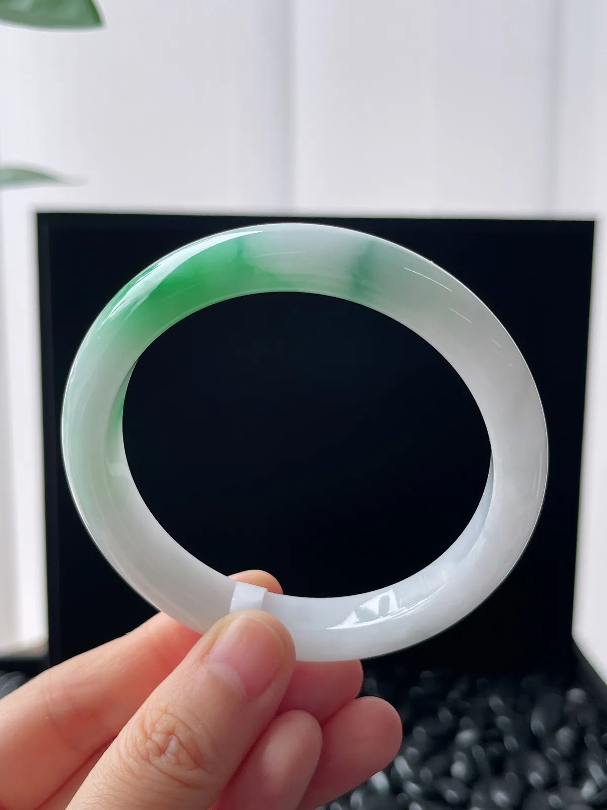 正圈57.5圈口，翡翠糯化种飘绿手镯，白底青