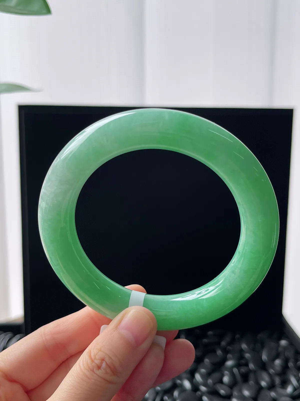 圆镯58.5圈口，翡翠糯化种浅绿色手镯