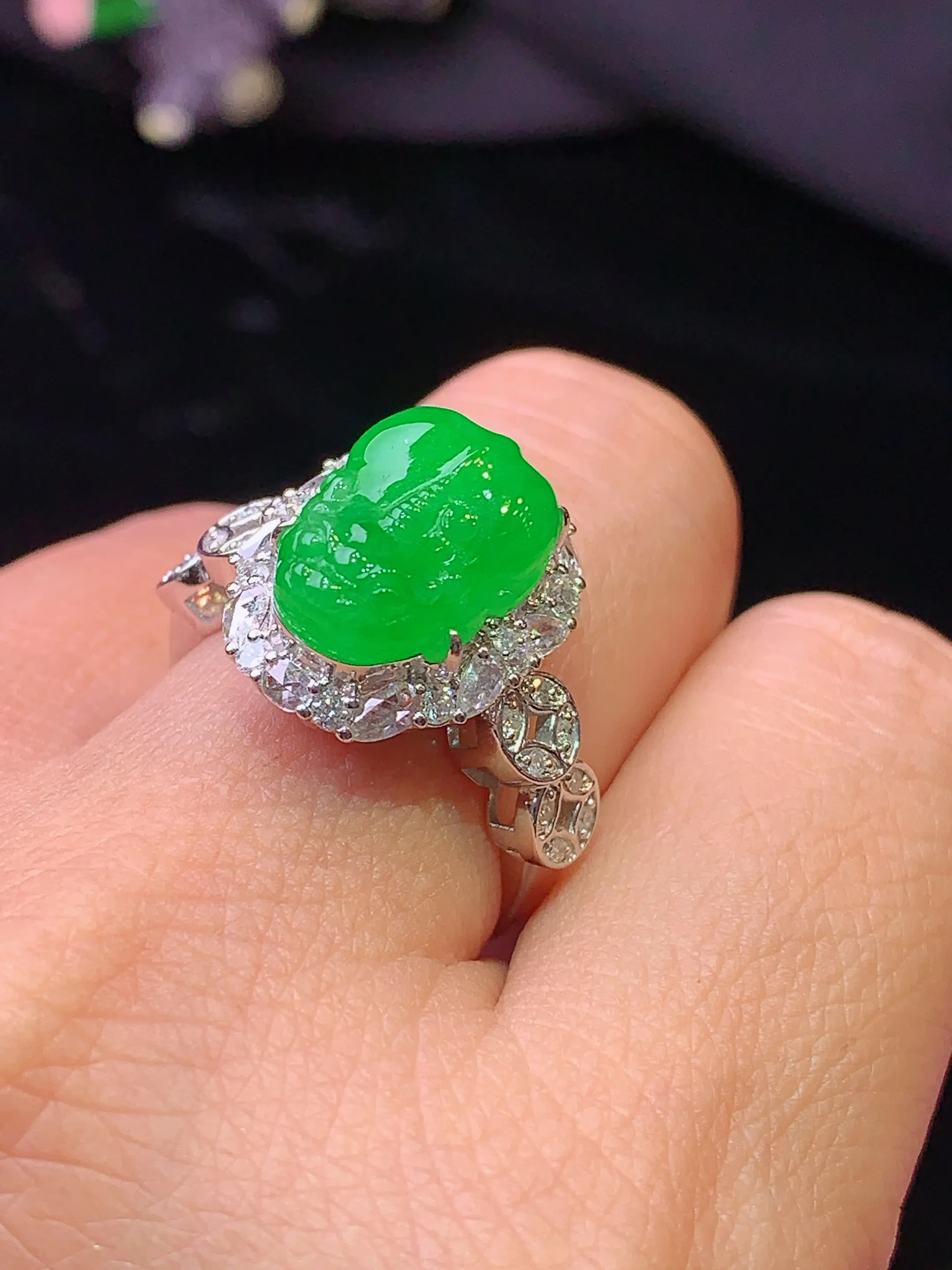 18k金钻镶嵌满绿貔貅戒指 玉质细腻 色泽清新艳丽 圈口14 整体尺寸16.7*13.2*9.5