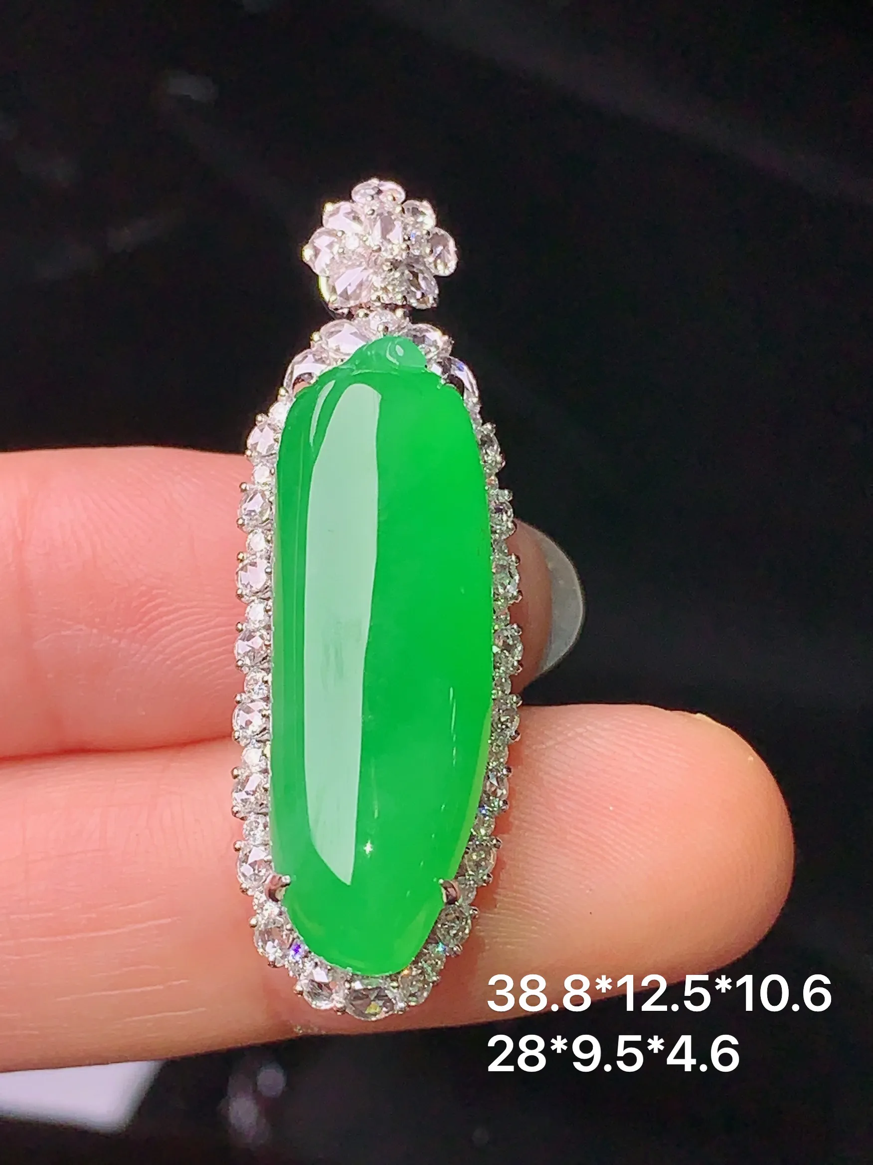 18k金钻镶嵌满绿福瓜吊坠 玉质细腻 色泽清新艳丽 整体尺寸38.8*12.5*10.6