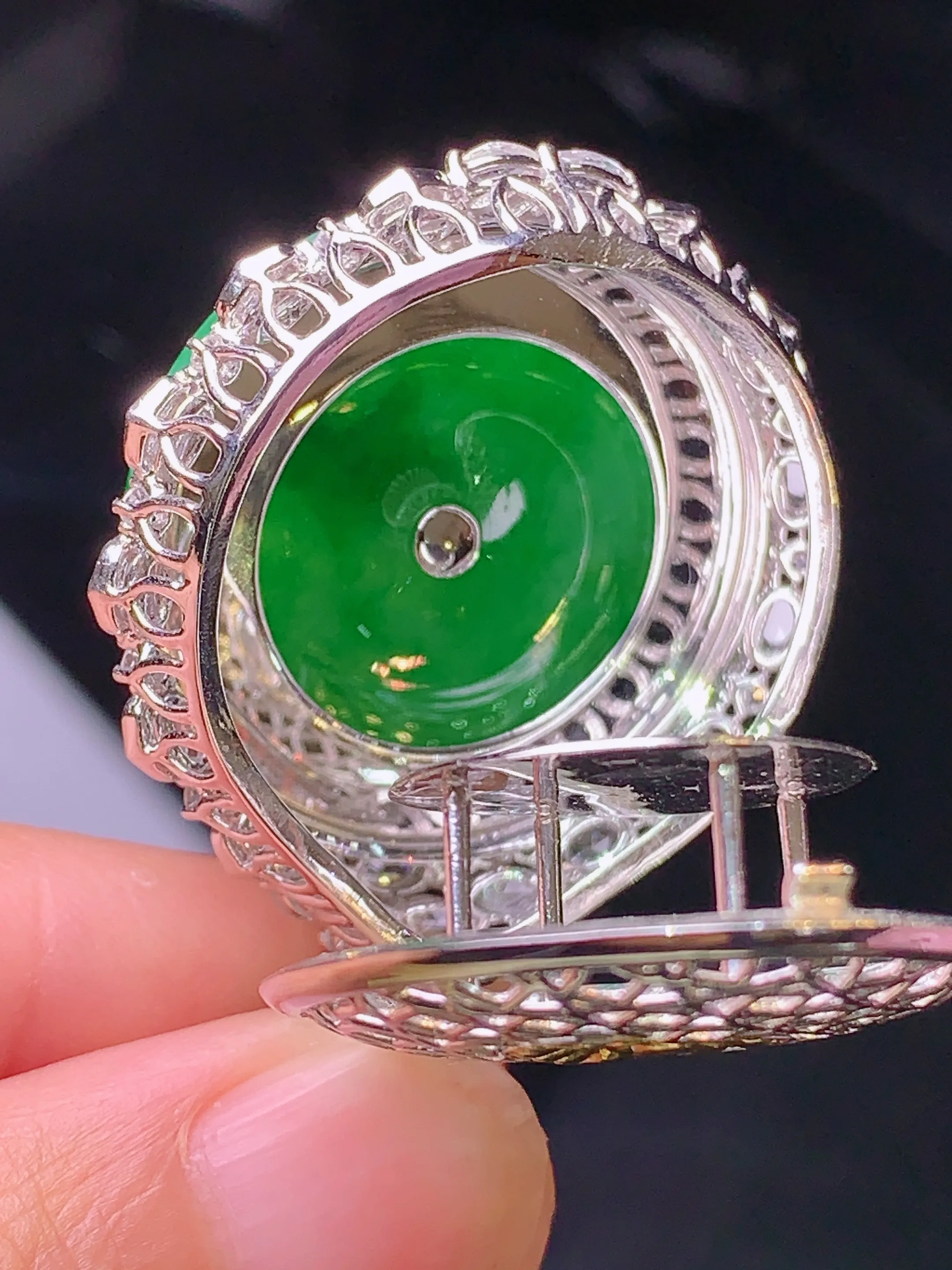 18k金钻镶嵌满绿平安扣吊坠 玉质细腻 色泽清新艳丽 整体尺寸45.8*31.2*13.5