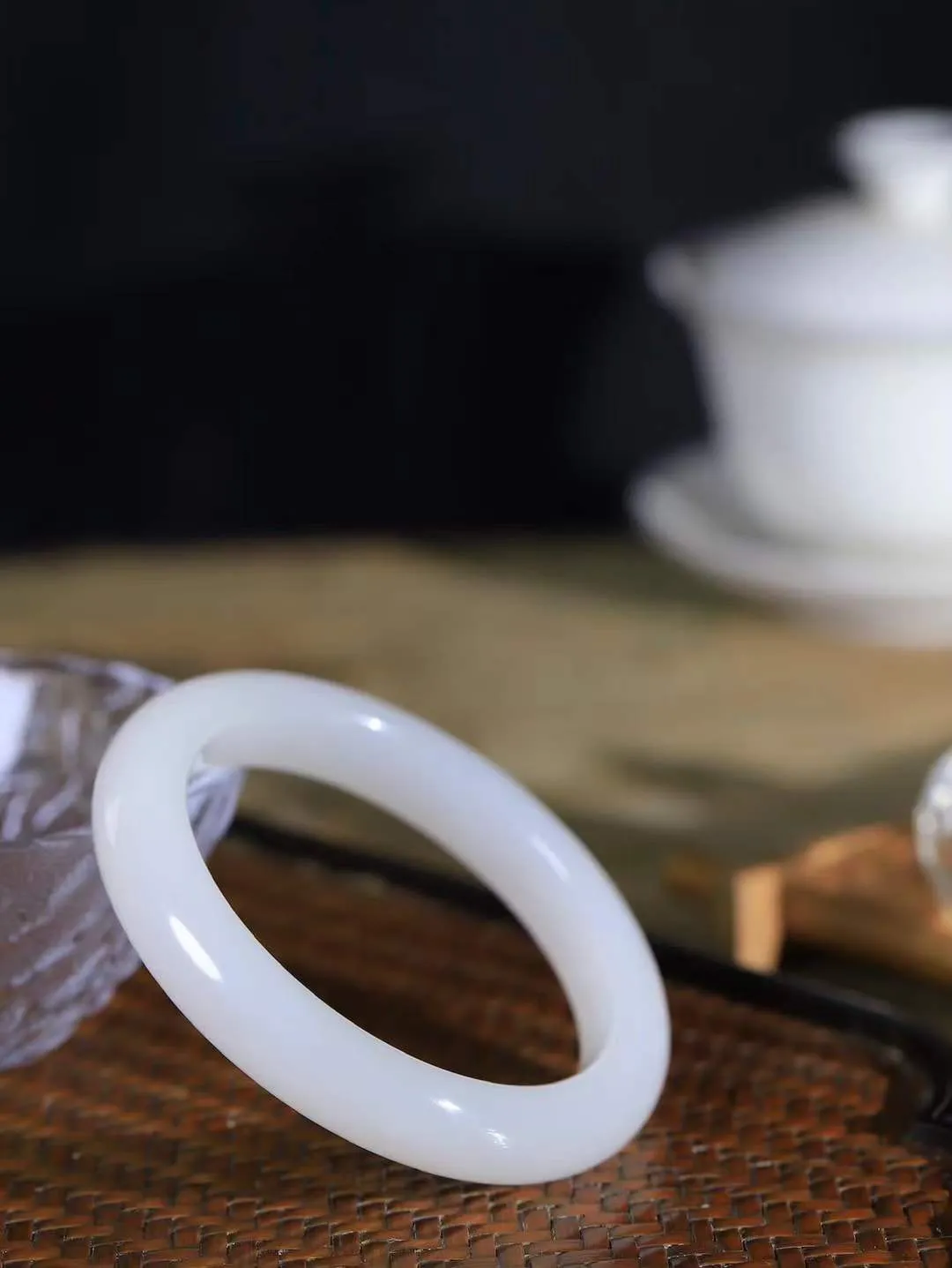 （一见倾心.手镯）

精品和田玉白玉手镯，玉质温润细腻 油性十足 手感舒适，高华雅逸，线条流畅，简约大气，美自天成，素雅高贵。佩戴于腕间，婉约之美，举手投足间透出那低调奢华。重56.4克 尺寸57-12.2-9.2mm161151230T