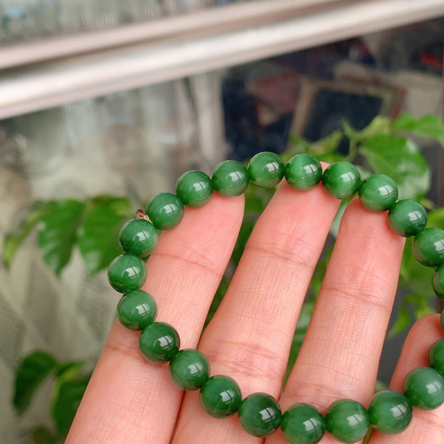 和田玉菠菜绿俄罗斯碧玉猫眼圆珠手串。单颗尺寸8！玉质细腻油润。手推出油。佩戴高端典雅。lt25111