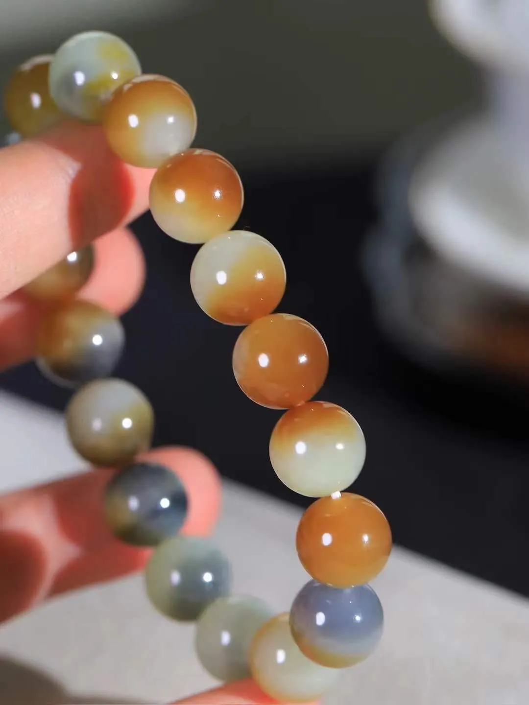 【楼兰三色.手串】

新疆和田楼兰三色珠圆玉润手串 玉质温润细腻  整串打磨圆润，佩戴舒适。珠珠落玉盘，间关莺语花底滑，一生美好时光，无论身在何处，都有它相伴相守。事事顺遂，幸福美满，吉祥如意。重45.4克 尺寸取一12mm  FDA -561151200