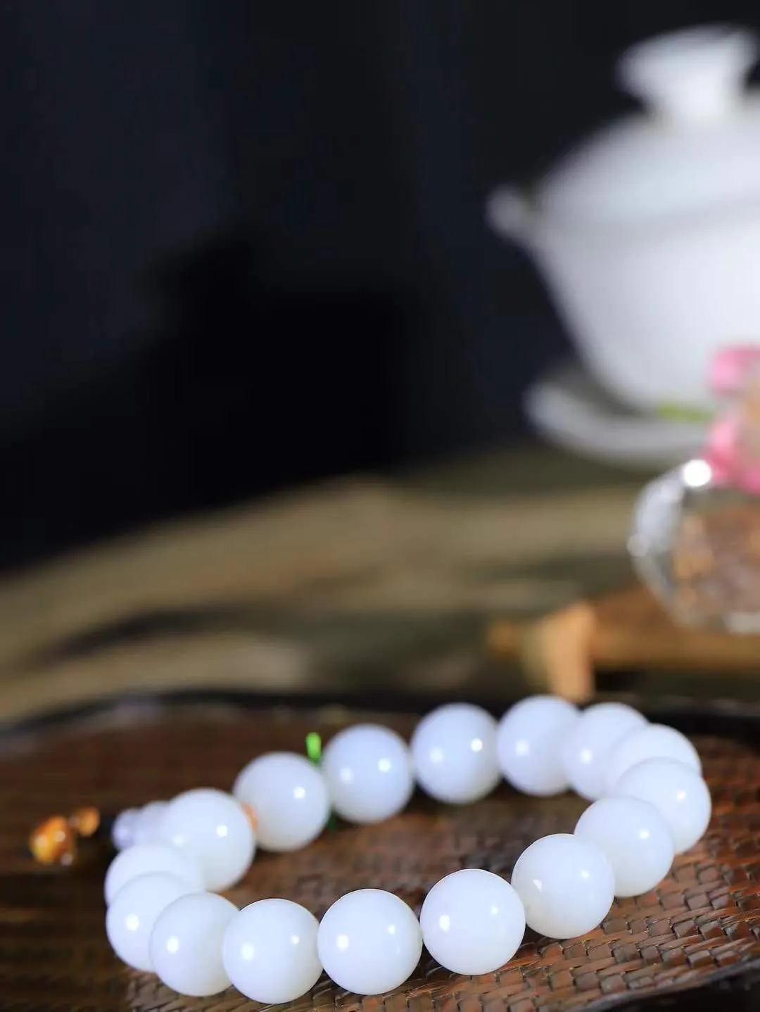 【珠圆玉润.手串】

精品和田玉白玉珠圆玉润手串 玉质温润细腻  整串打磨圆润，佩戴舒适。珠珠落玉盘，间关莺语花底滑，一生美好时光，无论身在何处，都有它相伴相守。事事顺遂，幸福美满，吉祥如意。重67.7克   尺寸取一13.8mm   FDL-691151200