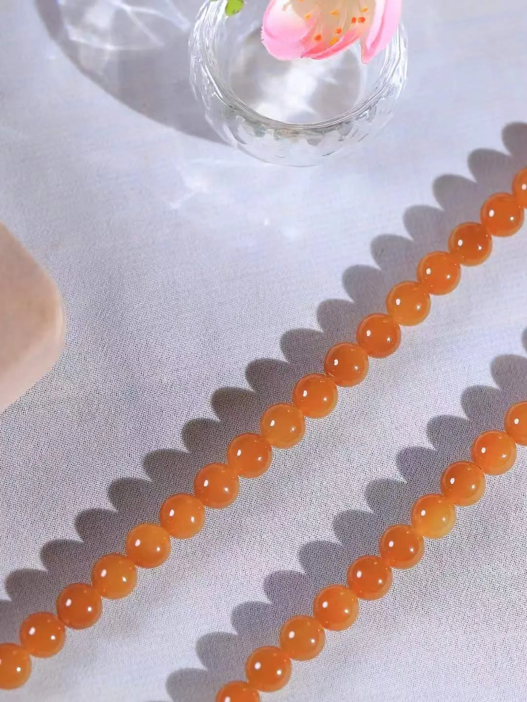 【珠圆玉润.项链】

精品和田玉糖玉手串珠圆玉润项链 玉质细腻油润 饱满光滑 质朴无华，悠远简单，人心境界远，百世修炼深，心灵常驻善意持，觉悟人生百世修。重85.5克 尺寸取一8mm  FDL-221101122