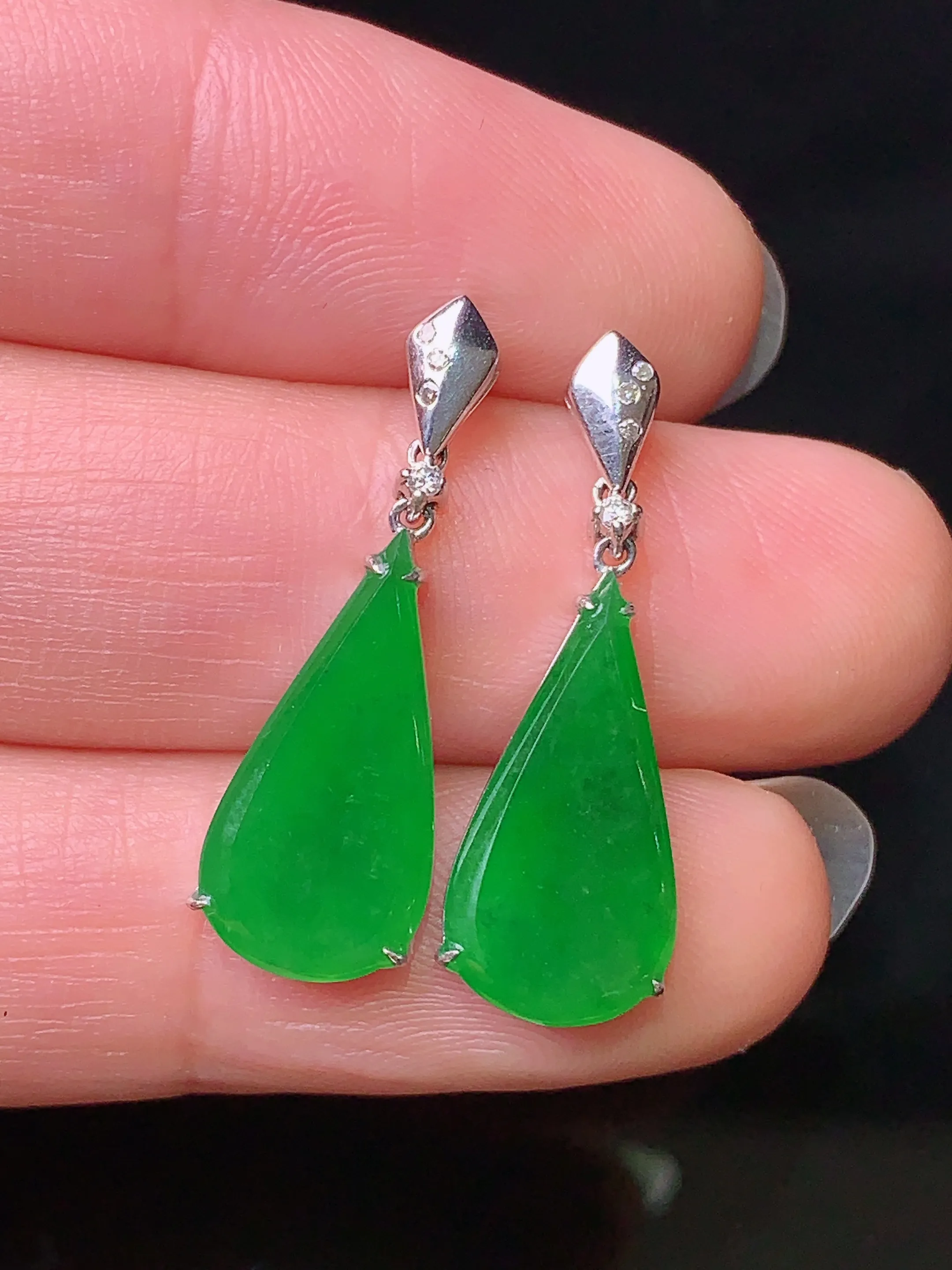 18k金钻镶嵌满绿水滴耳坠 玉质细腻 色泽清新艳丽 整体尺寸25.2*8.3*3