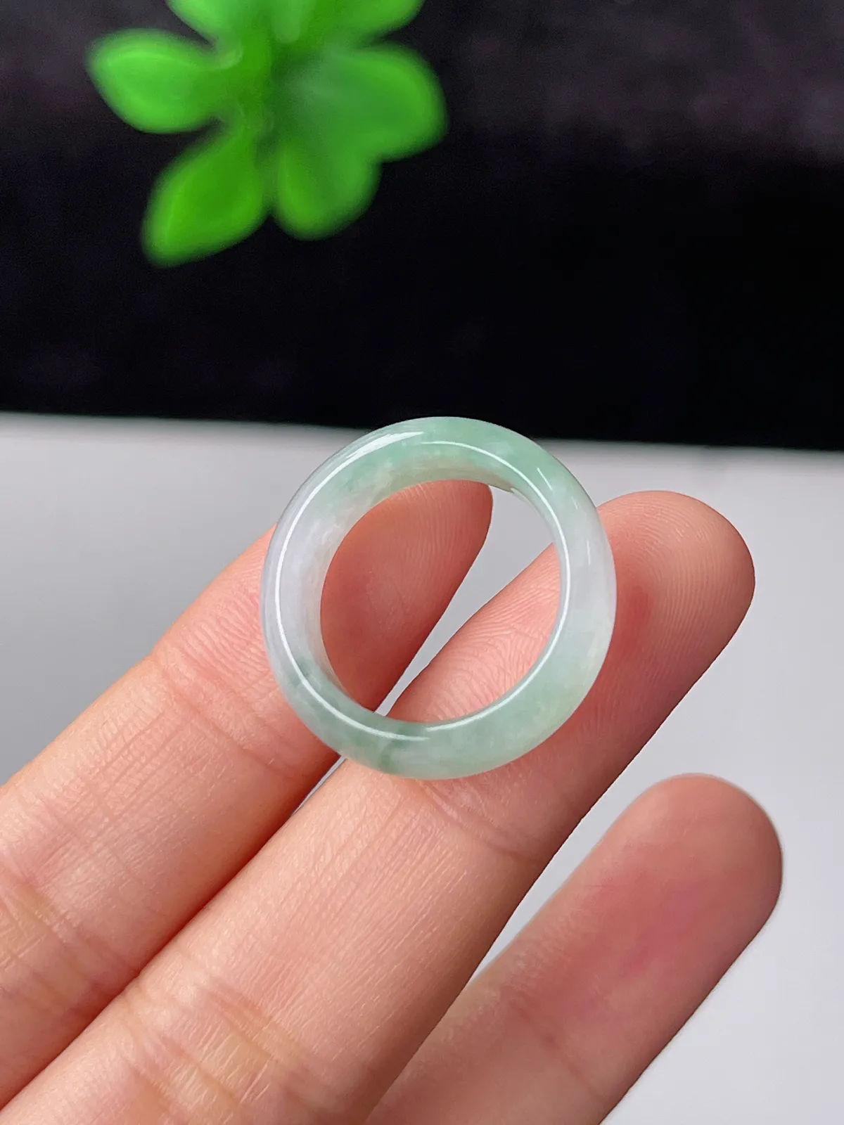 翡翠冰糯种淡绿色戒指