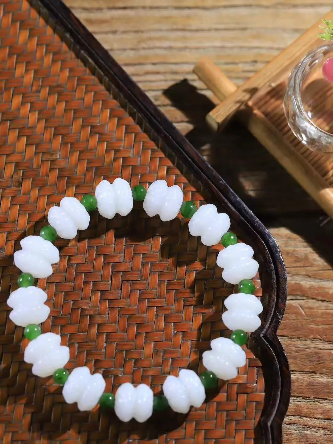 【莲花.手串】

精品和田玉白玉莲花手串，器形优雅，小巧精致，翠色浓郁，玉质细腻油润、手感上佳，颗颗精雕莲花，将荷花出淤泥而不染，濯清涟而不妖的气韵，刻画的淋漓尽致。尺寸取一11.5-12.8-12.2mm，重43.6克 FDA-361101220