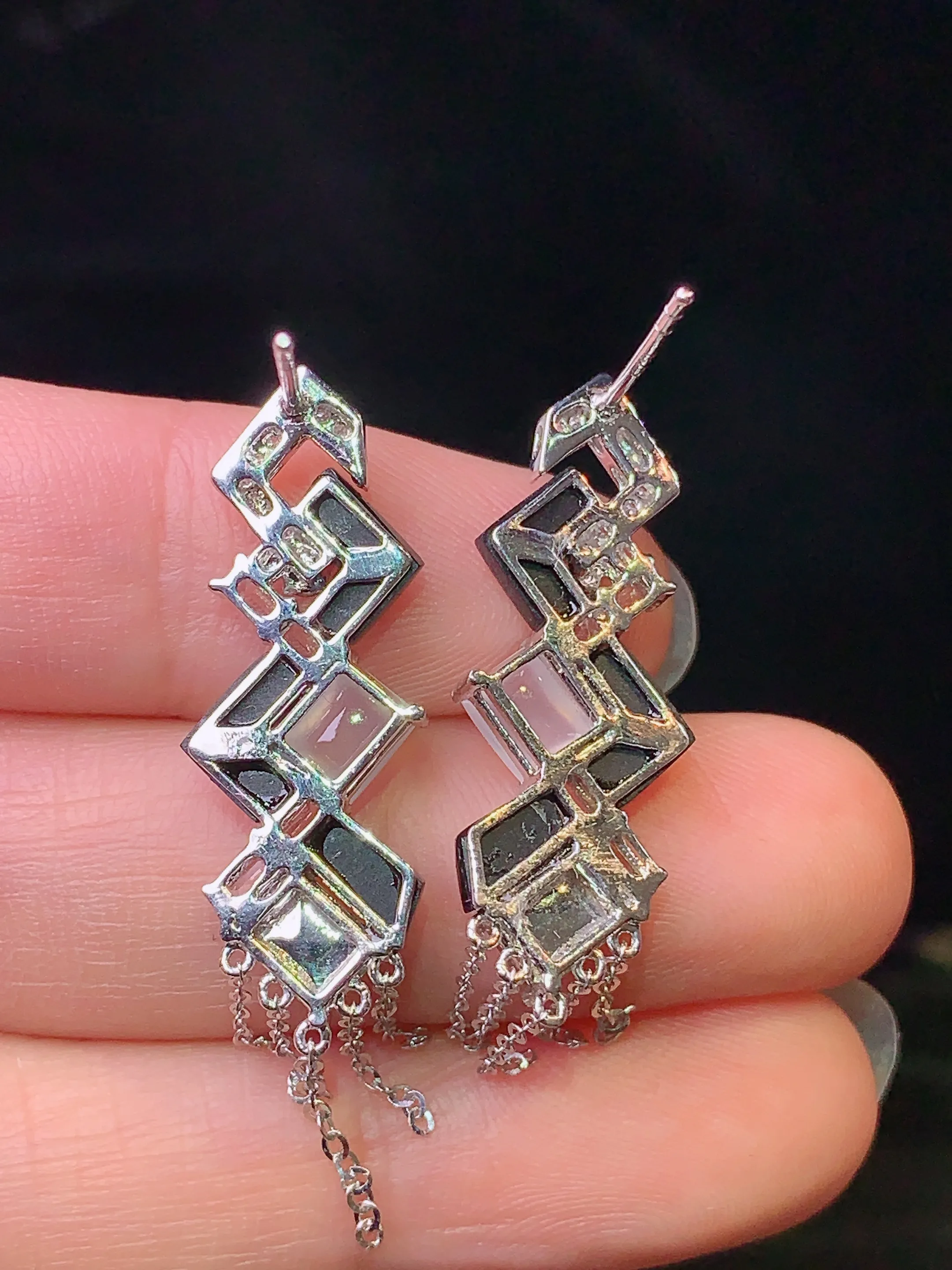 18k金钻镶嵌冰黄方牌耳坠 玉质细腻 色泽清新艳丽 整体尺寸41.6*10.2*4.8