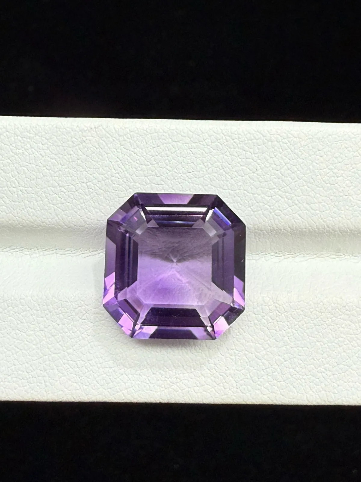 12.24ct天然紫水晶裸石，尺寸14.8*14.8*8.6mm，颜色美艳 ，晶体通透，火彩足
