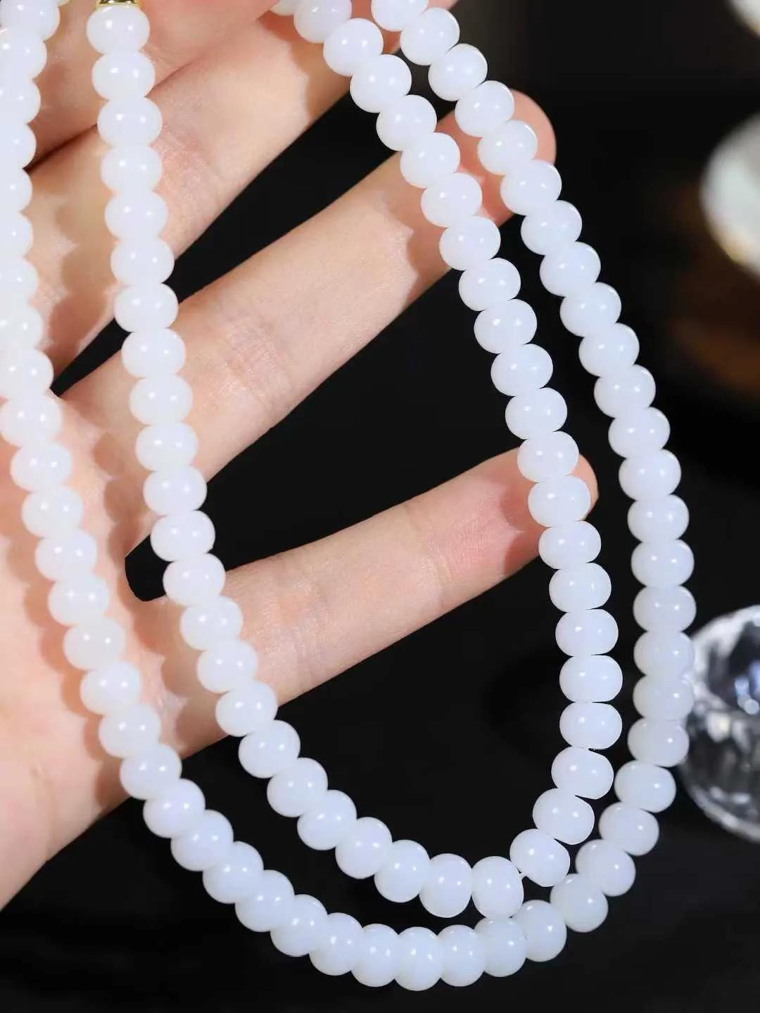 【算盘珠.项链】

精品和田玉白玉算盘珠项链 玉质温润 油性十足 形苹果珠，静于念间，佛韵在心，轻轻拨动，尘埃落定，浮浮尘世，一念愚即般若绝，一念智即般若生。重73.3克  尺寸取一5.7-8mm   fDL-66110543