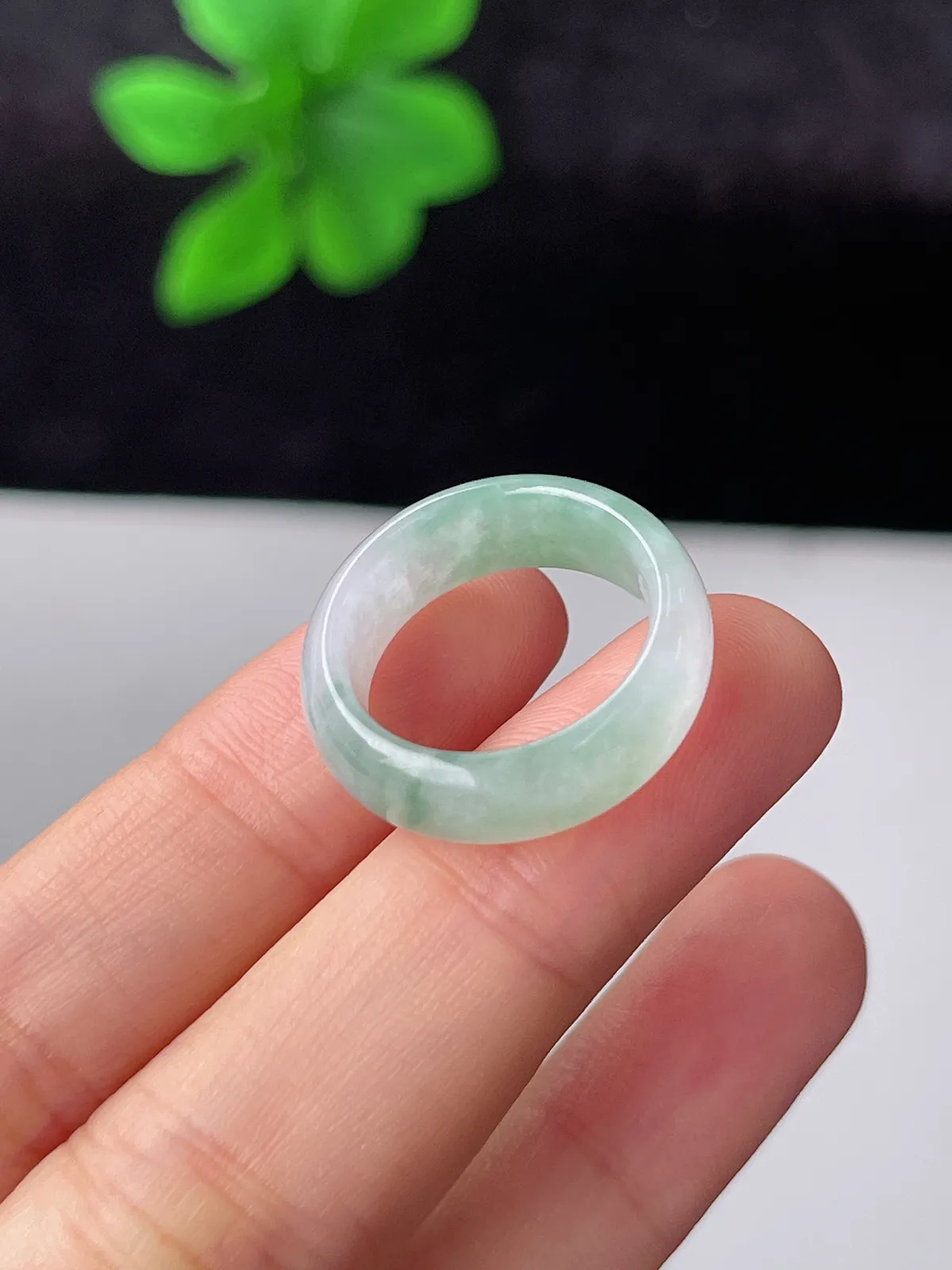 翡翠冰糯种淡绿色戒指