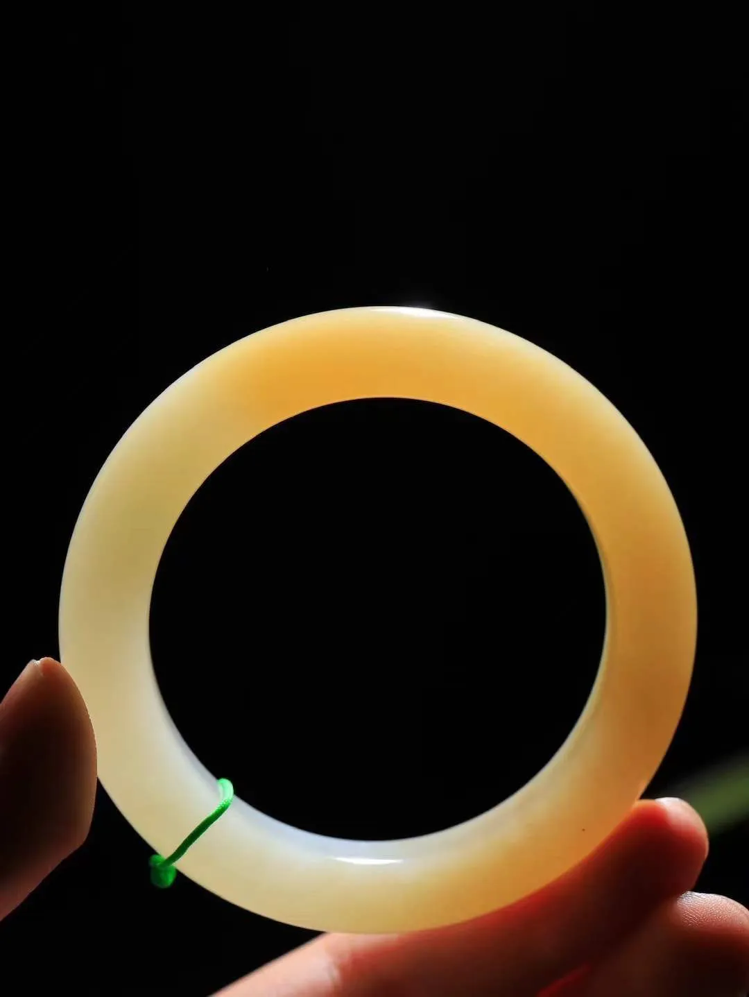 【暖玉生香·手镯】

精品和田玉糖白玉手镯，质地油润细腻，色泽高贵典雅，镯型古朴典雅。在诗情画意的雨巷相遇，你是我腕间的一抹风情，有你眸有深情，清风荡漾湖间静水，我愿俯身低眉，在烟波涟漪处，寻你深情倩影。内径53.5mm尺寸12.7-10.3mm重64.3克  691151251T