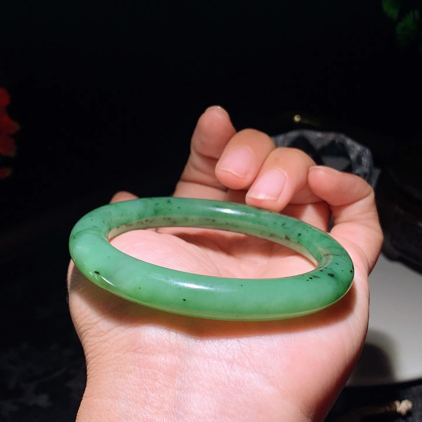 57圈口。和田玉阳绿俄罗斯碧玉圆条手镯。圈口57条宽10厚10重46克。玉质细腻油润。手推出油。佩戴