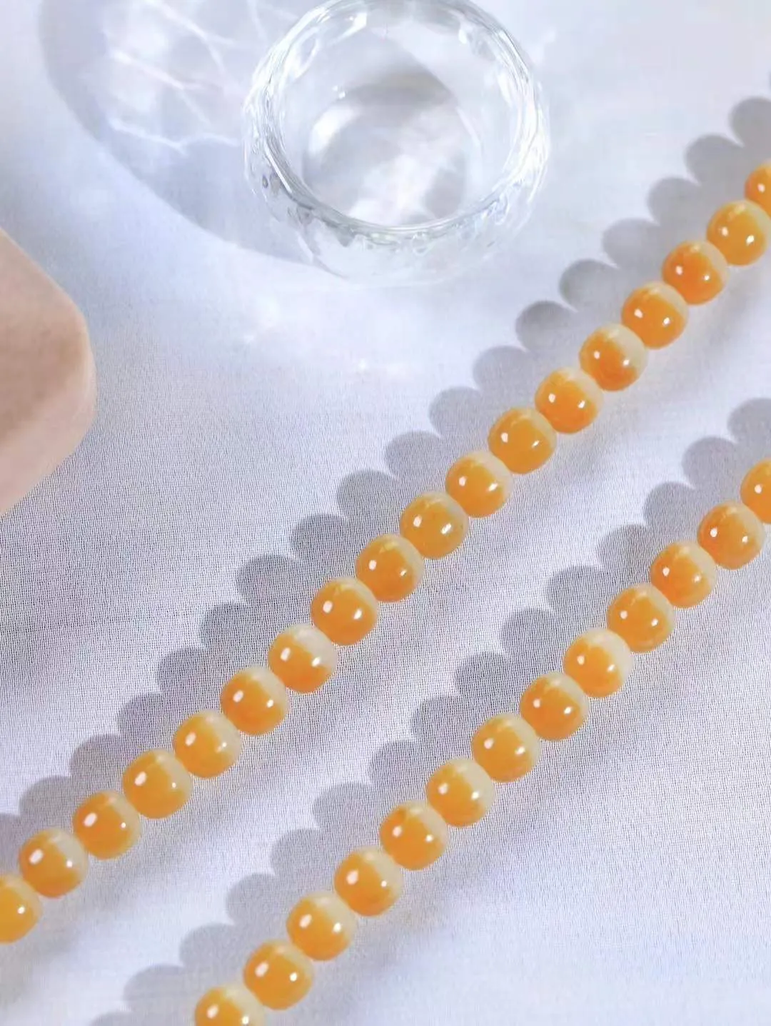 【链.108】

精品️和田玉糖白玉老型珠挂链 玉质温润细腻 油性十足 佩戴舒适。珠珠落玉盘，间关莺语花底滑，一生美好时光，无论身在何处，都有它相伴相守。事事顺遂，幸福美满，吉祥如意。重100克 尺寸取一7.8-8mm FDL-441101233