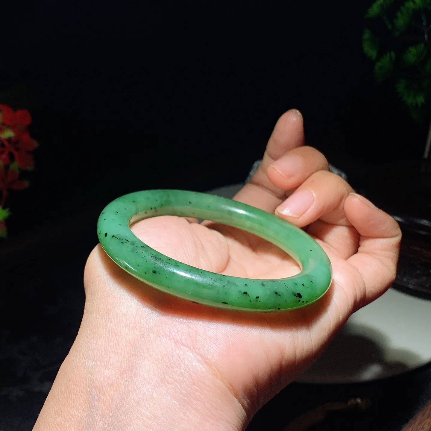 57圈口。和田玉阳绿俄罗斯碧玉圆条手镯。圈口57条宽10厚10重46克。玉质细腻油润。手推出油。佩戴高端典雅。lt251111